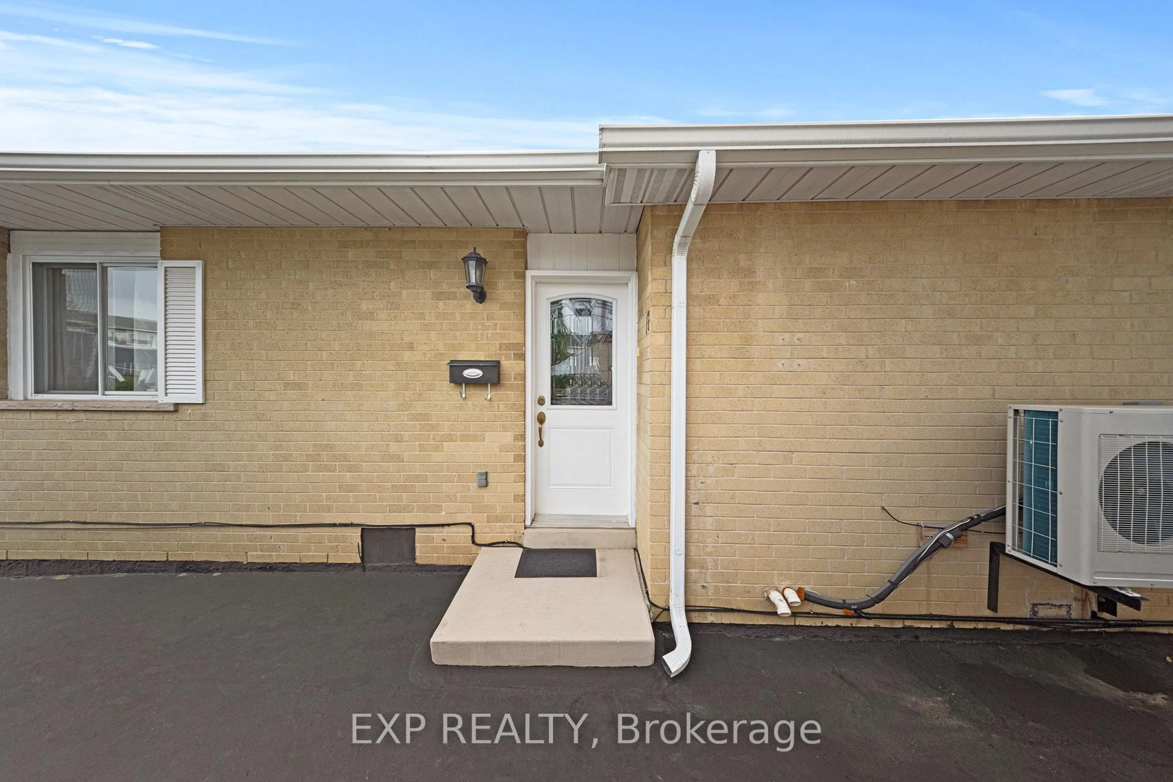 Indoor entryway for 17 Haley Crt, Brampton Ontario L6S 1N6