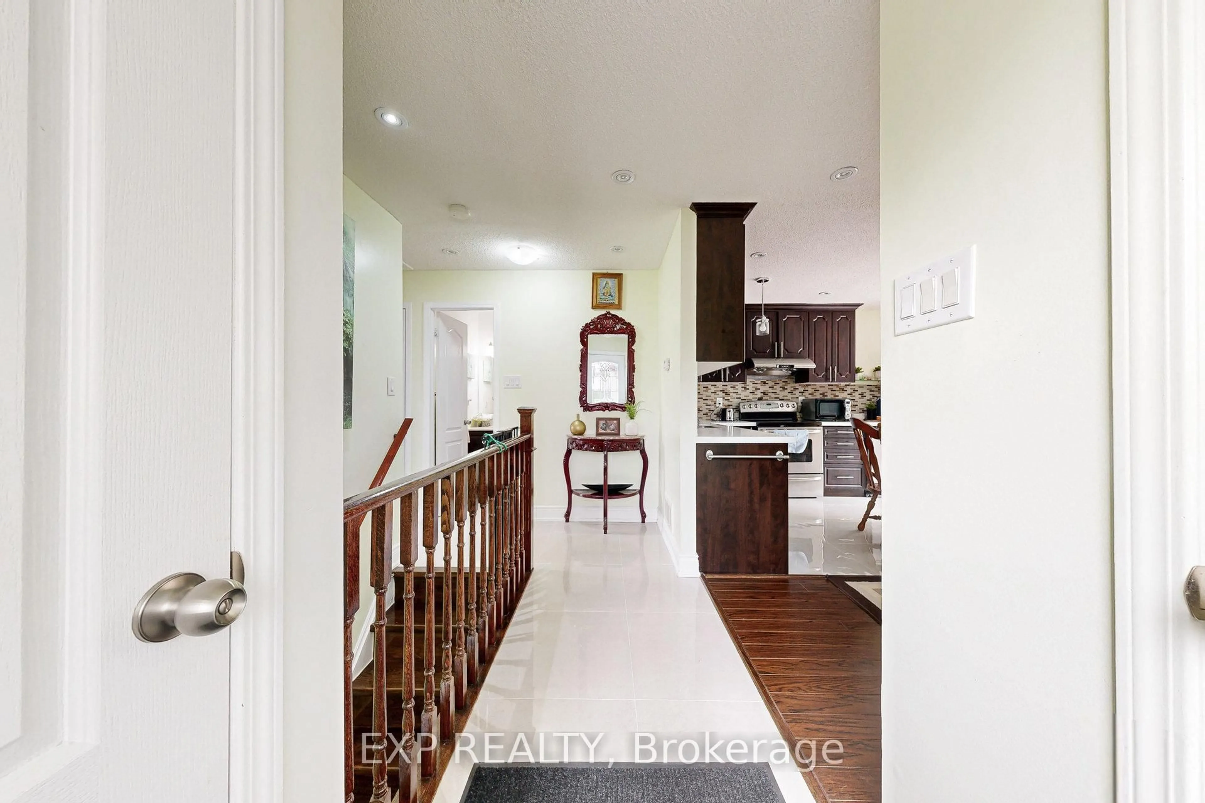 Indoor entryway for 17 Haley Crt, Brampton Ontario L6S 1N6
