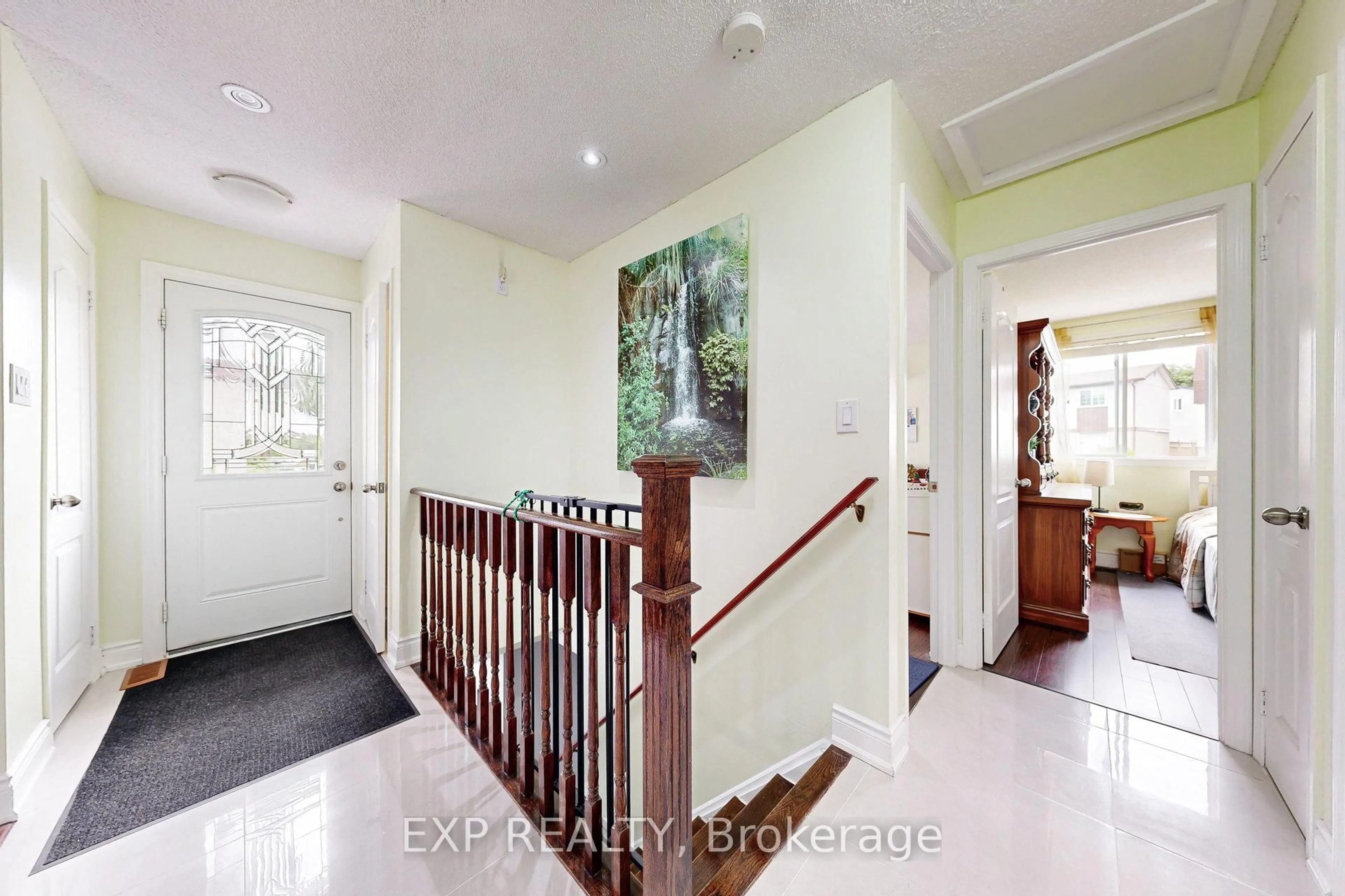 Indoor foyer for 17 Haley Crt, Brampton Ontario L6S 1N6