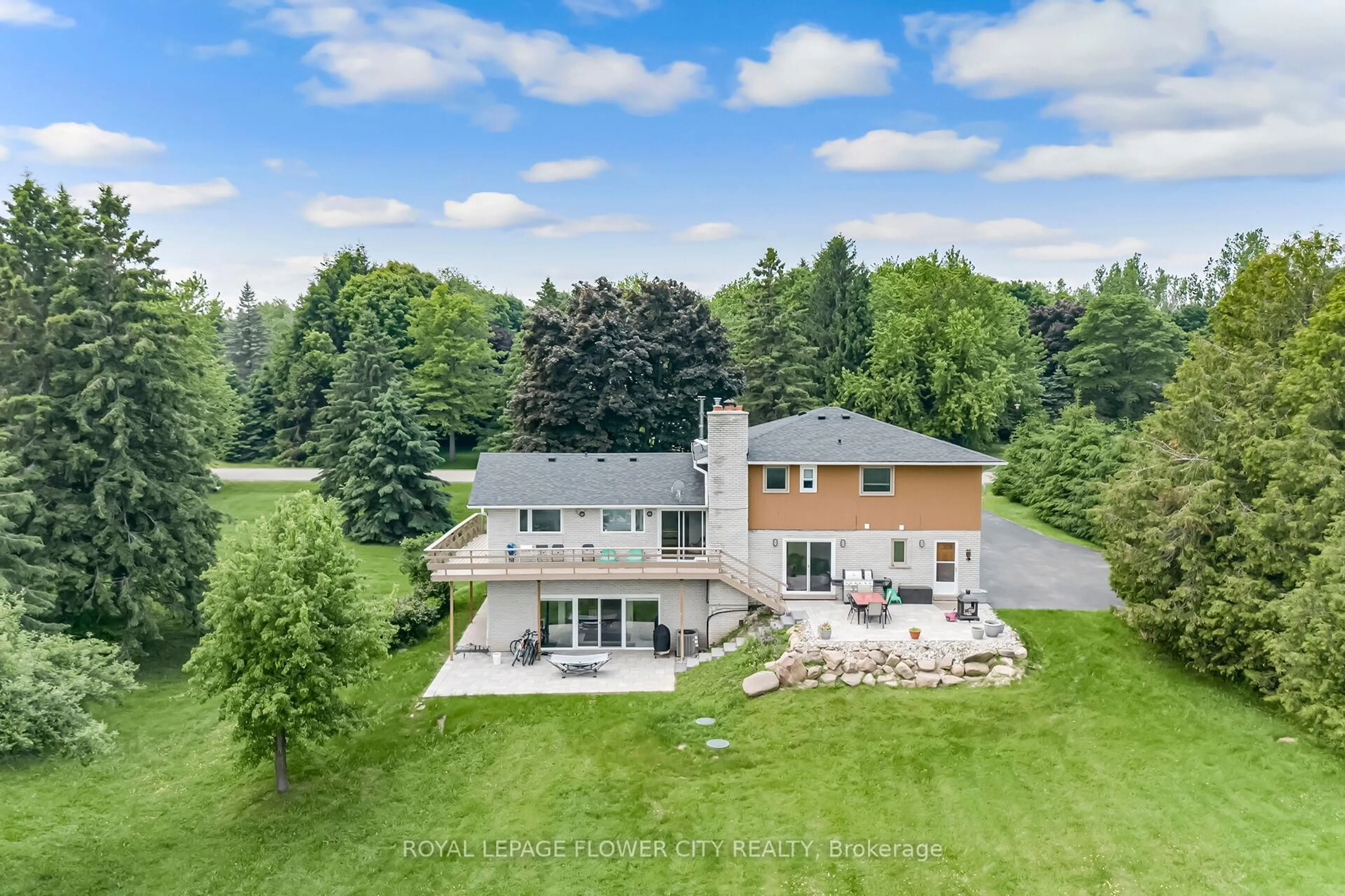 A pic from outside/outdoor area/front of a property/back of a property/a pic from drone, water/lake/river/ocean view for 5 Glenn Crt, Caledon Ontario L7K 0P3