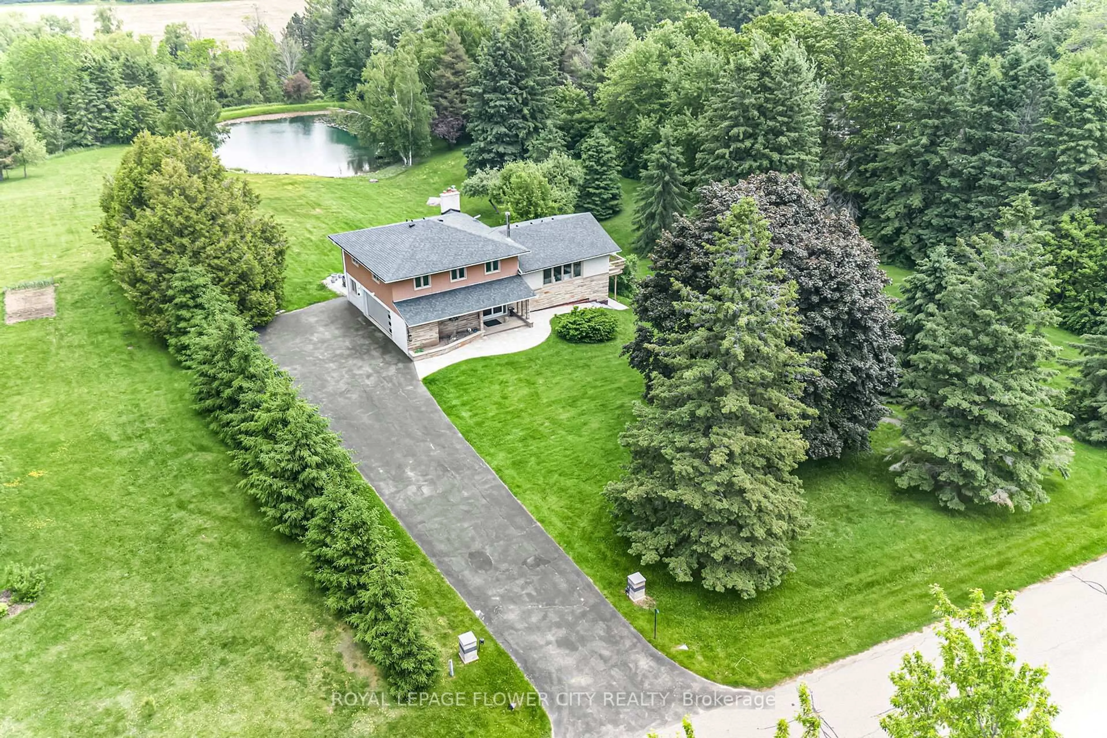A pic from outside/outdoor area/front of a property/back of a property/a pic from drone, unknown for 5 Glenn Crt, Caledon Ontario L7K 0P3