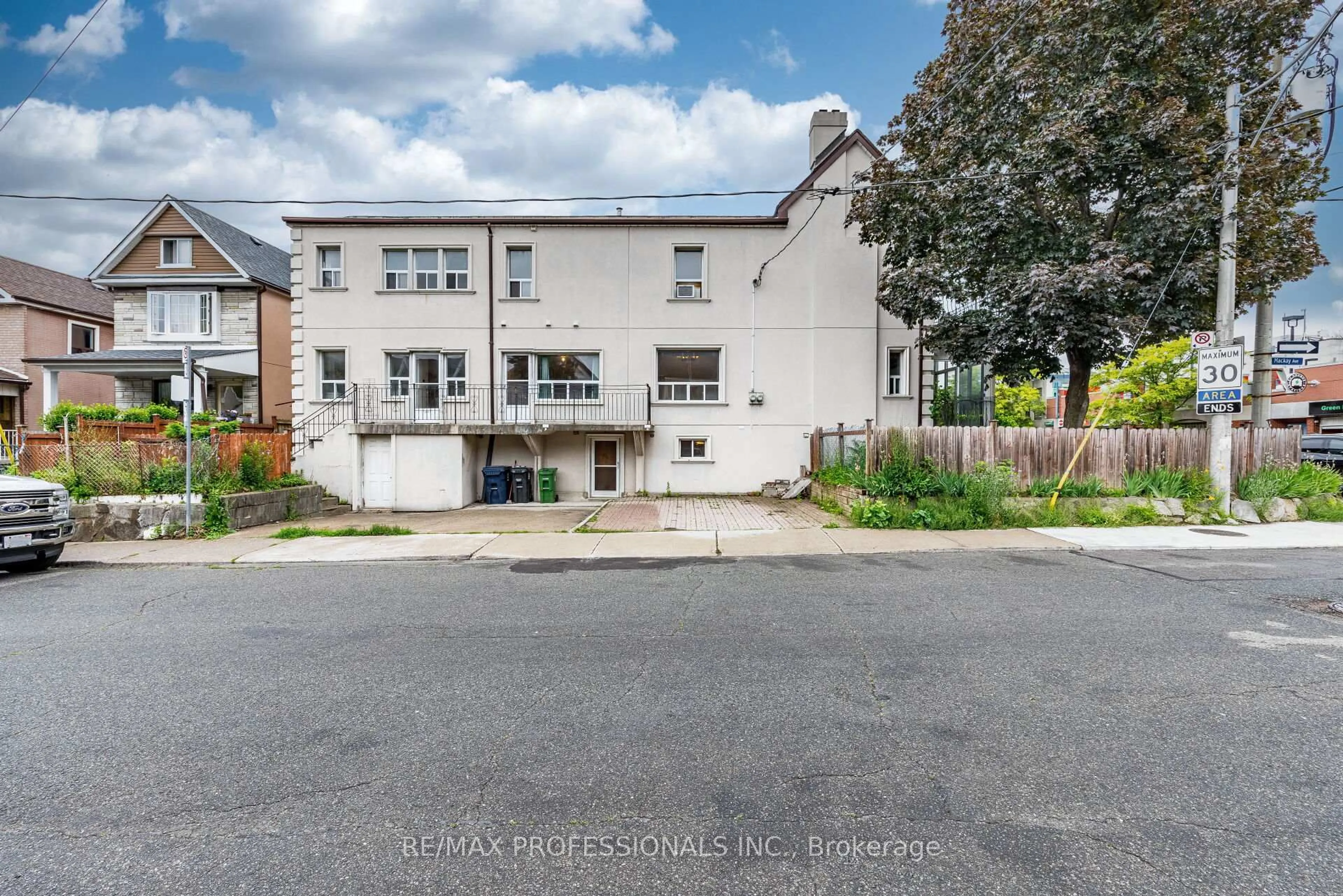 A pic from outside/outdoor area/front of a property/back of a property/a pic from drone, street for 106 Via Italia, Toronto Ontario M6H 3S1