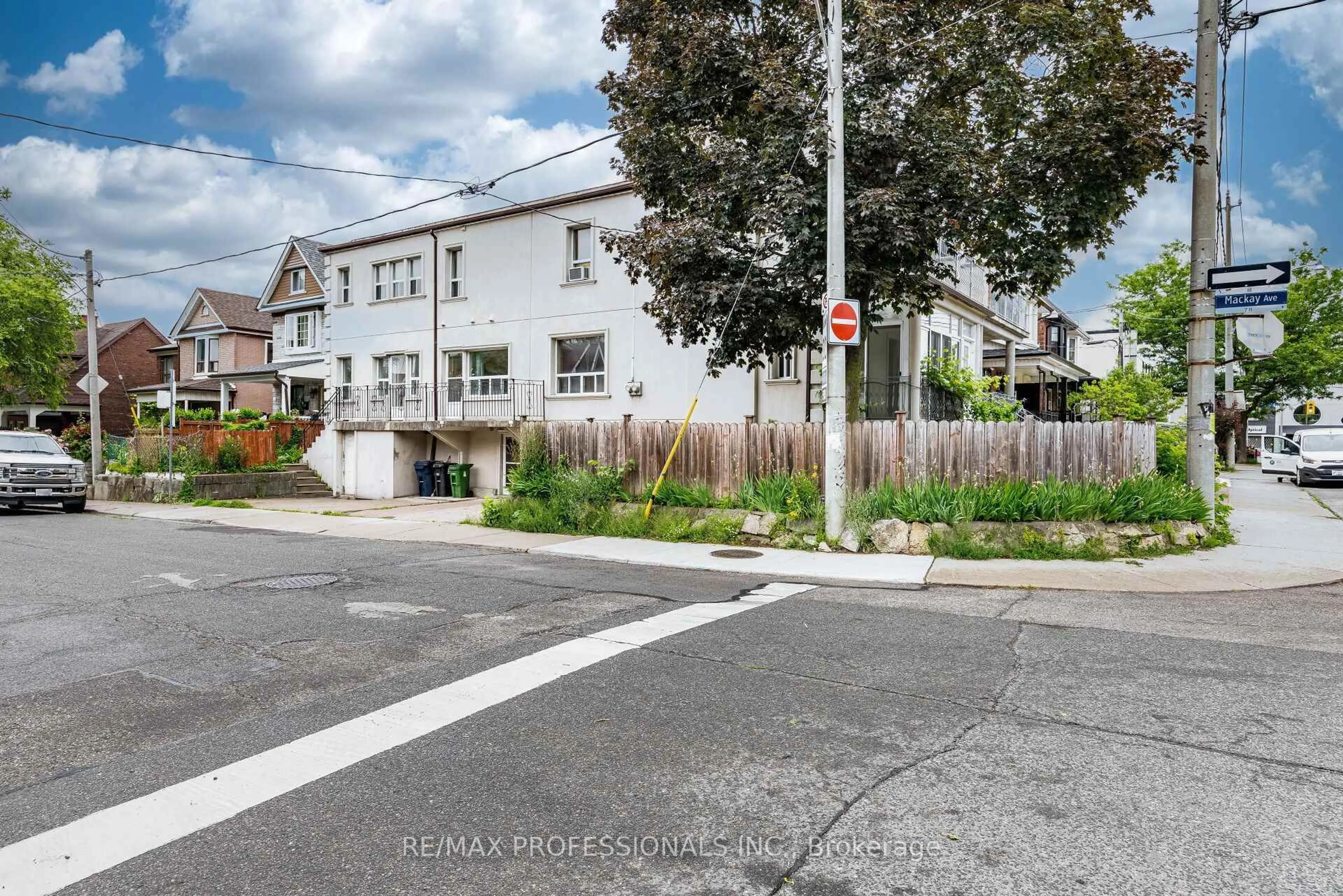 A pic from outside/outdoor area/front of a property/back of a property/a pic from drone, street for 106 Via Italia, Toronto Ontario M6H 3S1