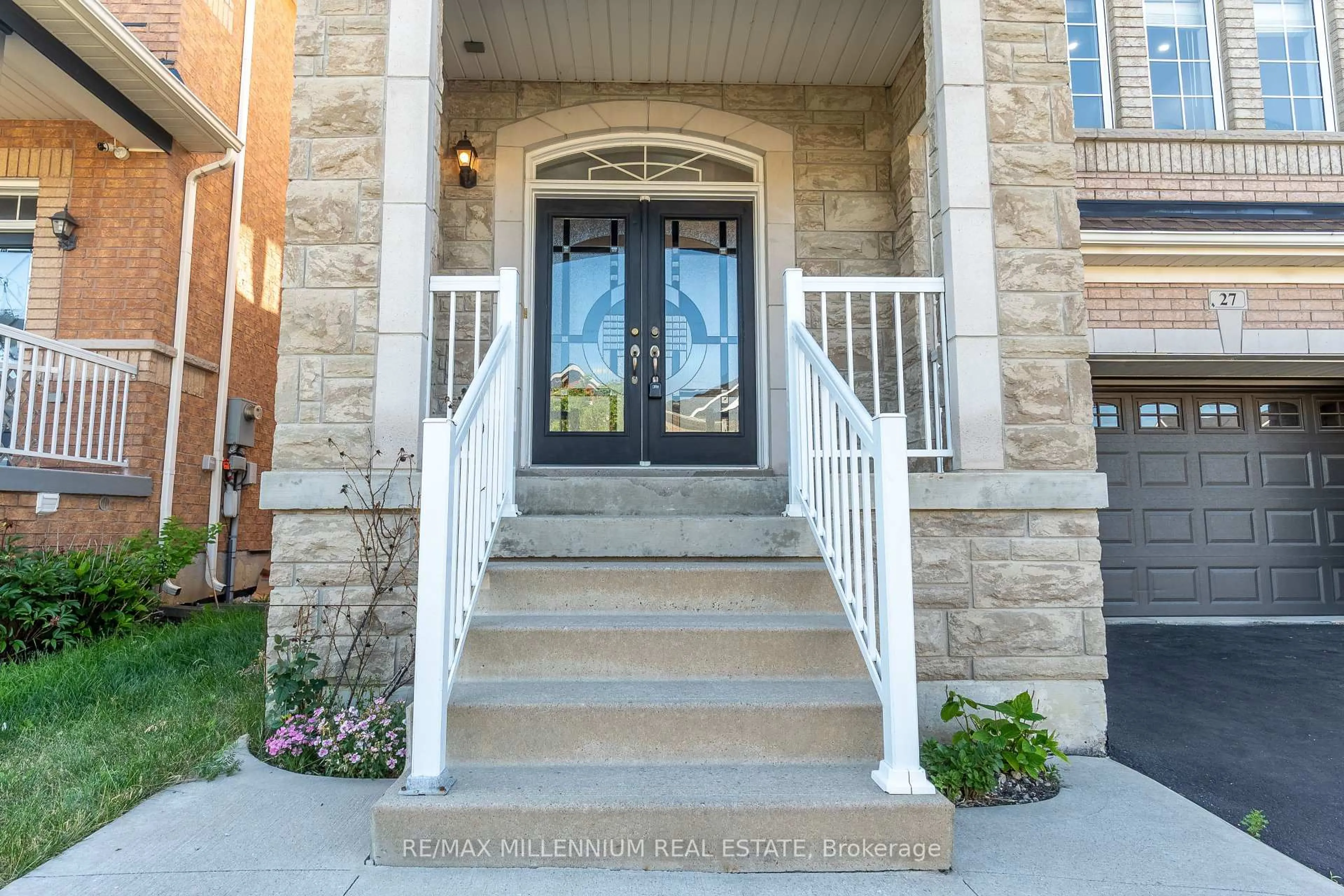 Indoor entryway for 27 Silvershadow Terr, Brampton Ontario L6R 0E6