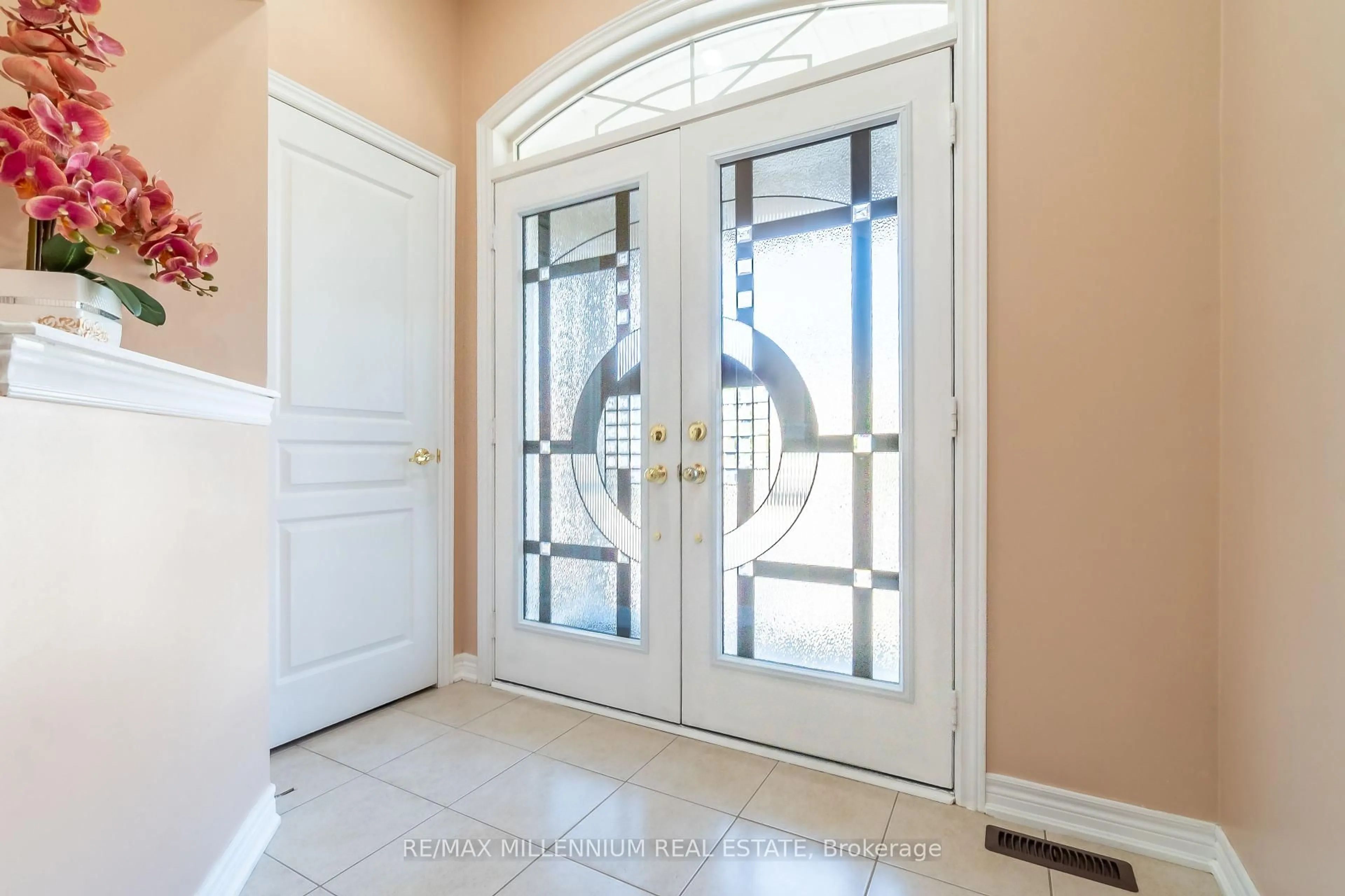 Indoor entryway for 27 Silvershadow Terr, Brampton Ontario L6R 0E6
