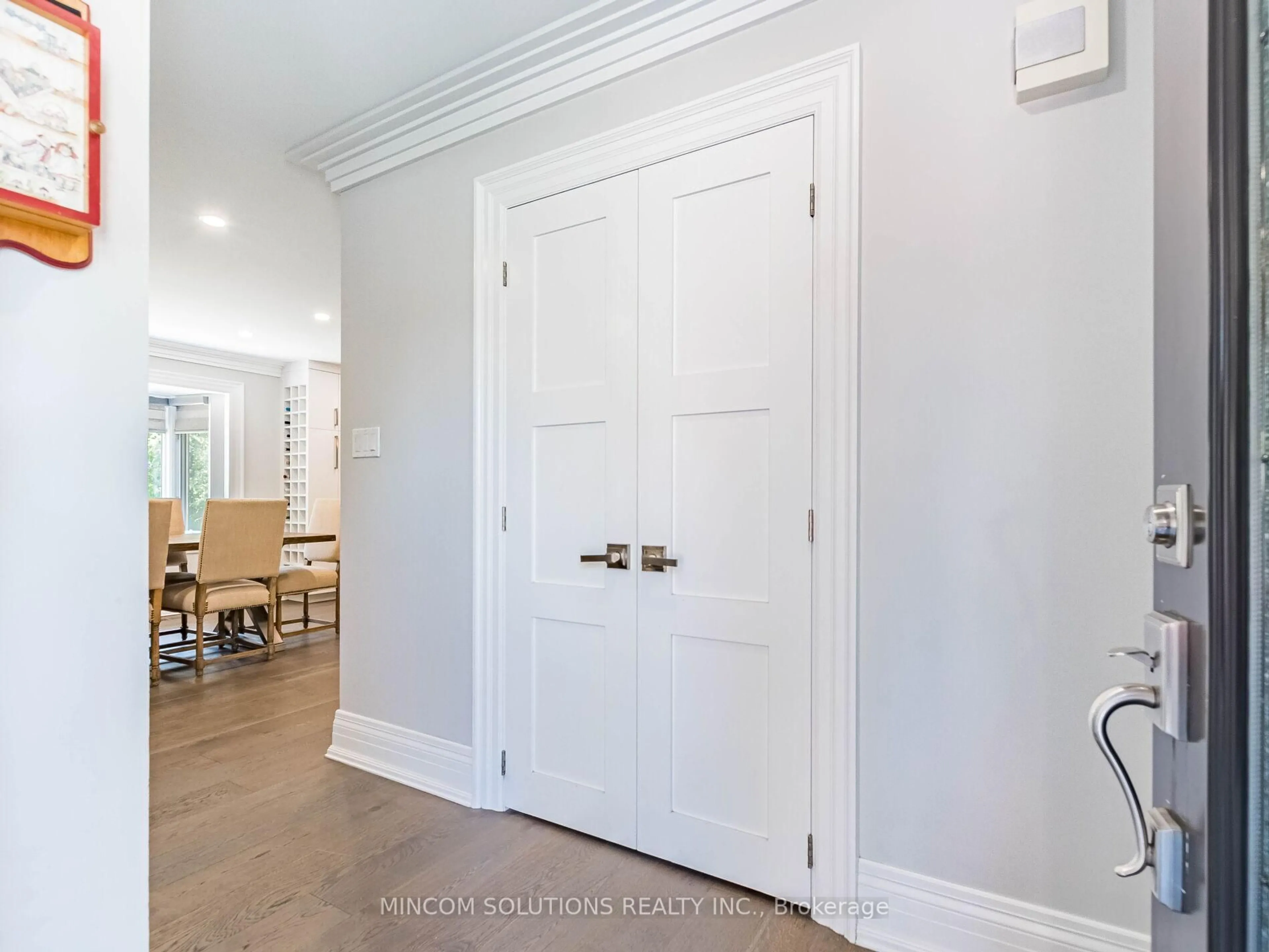 Indoor entryway for 37 Suburban Dr, Mississauga Ontario L5N 1G8