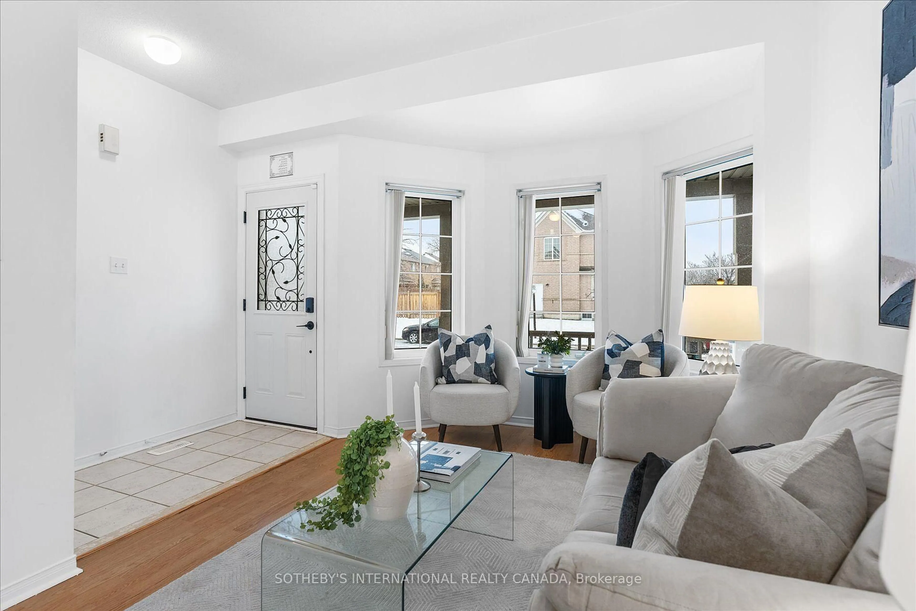 Living room with furniture, unknown for 5975 Shelford Terr, Mississauga Ontario L5M 6K3