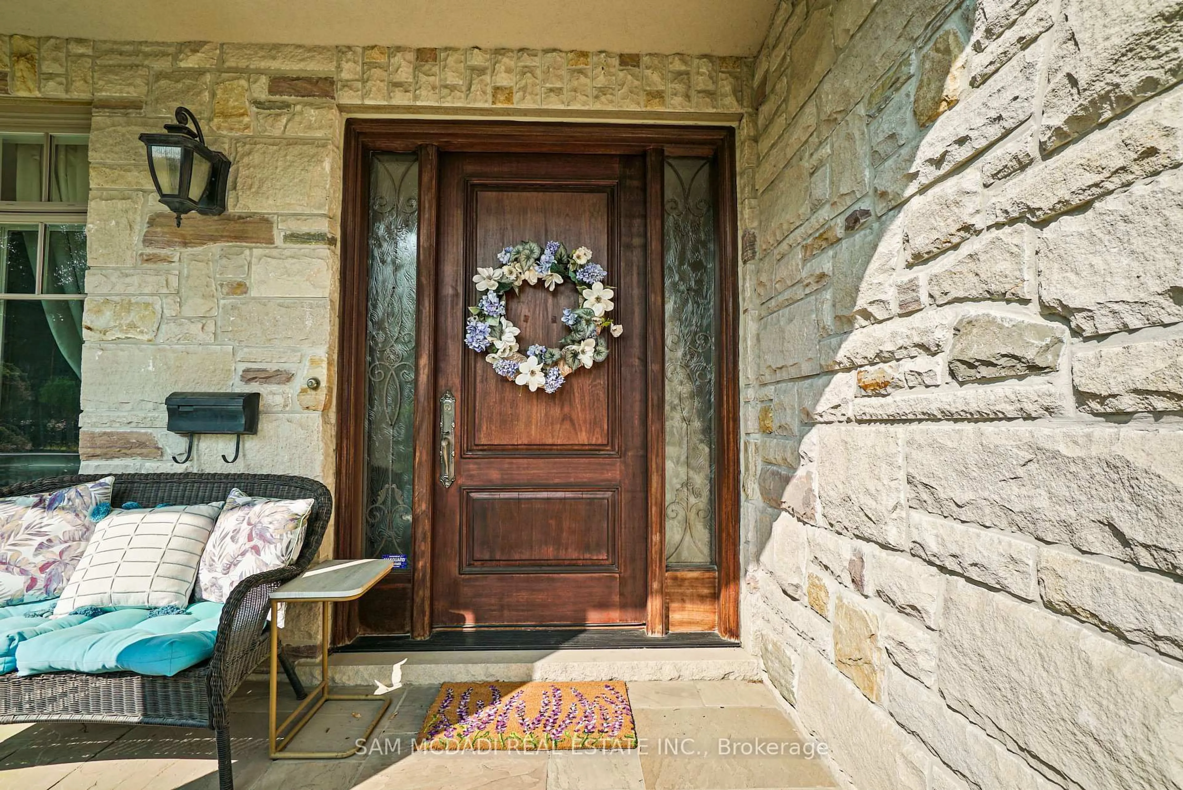 Indoor entryway for 2497 Sharon Cres, Mississauga Ontario L5C 1Y9