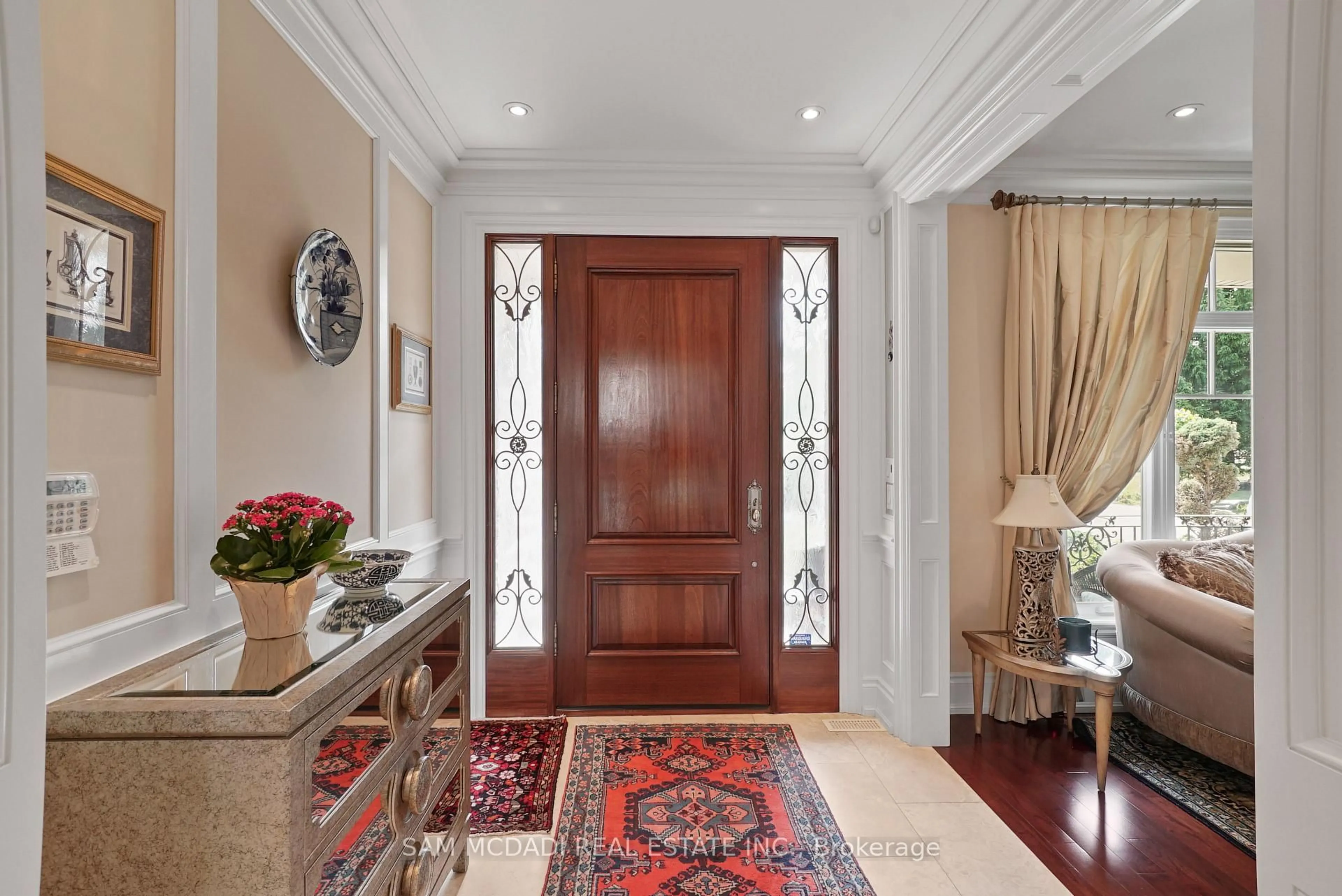 Indoor foyer for 2497 Sharon Cres, Mississauga Ontario L5C 1Y9