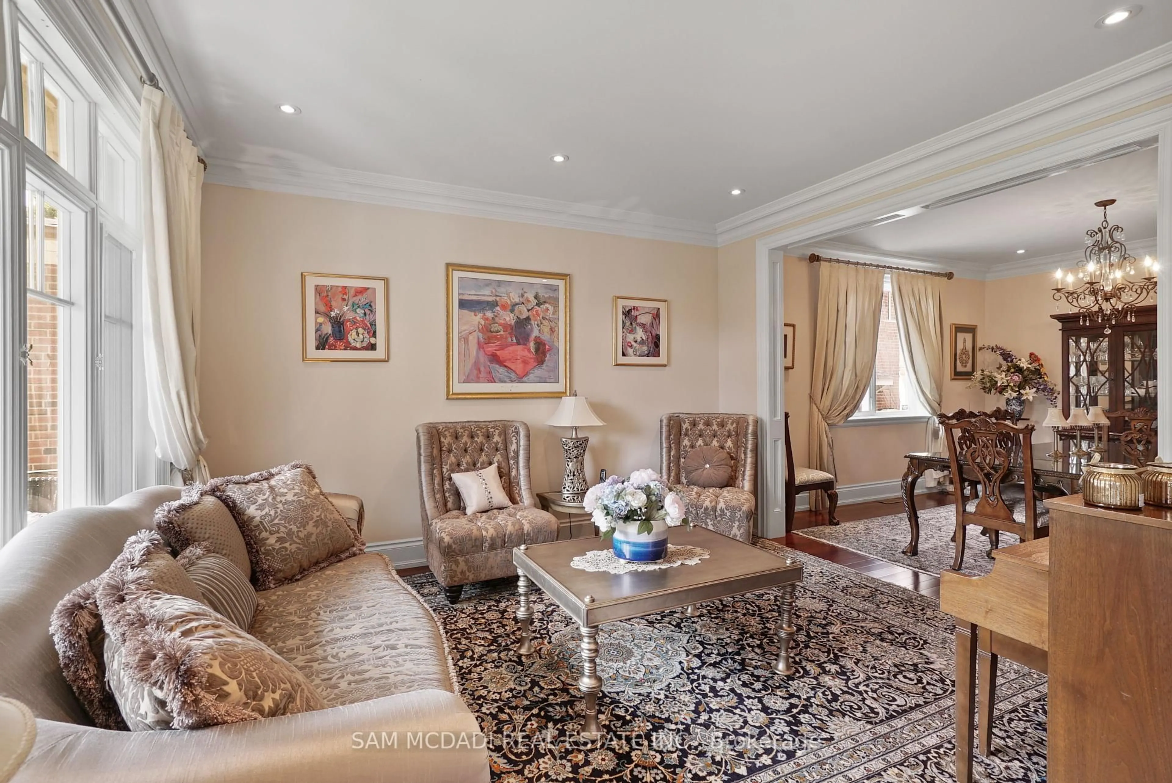 Living room with furniture, carpet floor for 2497 Sharon Cres, Mississauga Ontario L5C 1Y9
