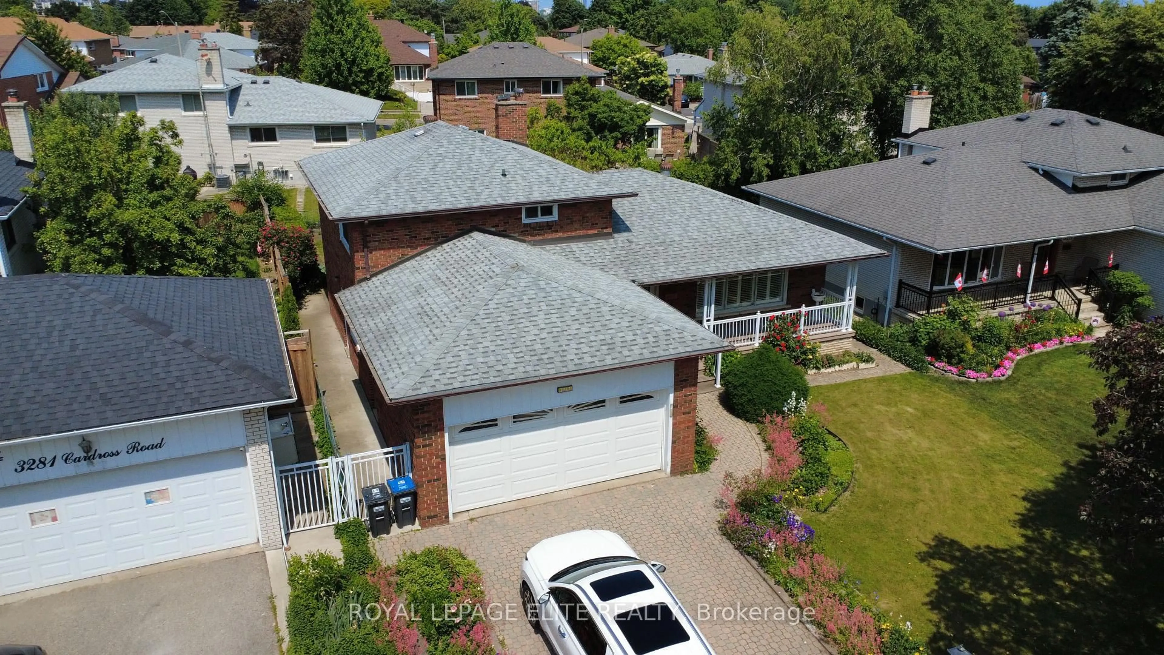 A pic from outside/outdoor area/front of a property/back of a property/a pic from drone, street for 3277 CARDROSS Rd, Mississauga Ontario L4X 2N4