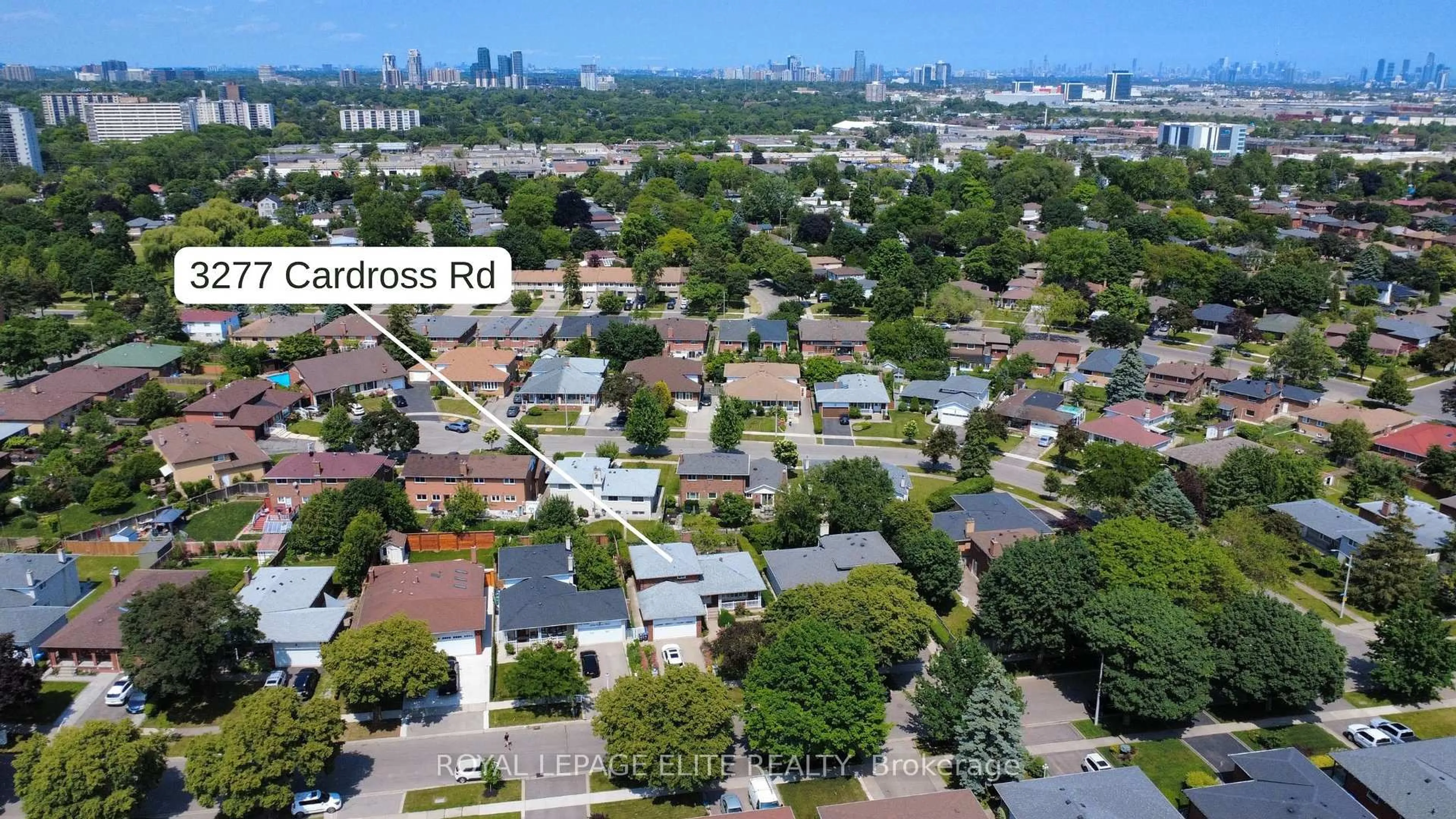 A pic from outside/outdoor area/front of a property/back of a property/a pic from drone, city buildings view from balcony for 3277 CARDROSS Rd, Mississauga Ontario L4X 2N4