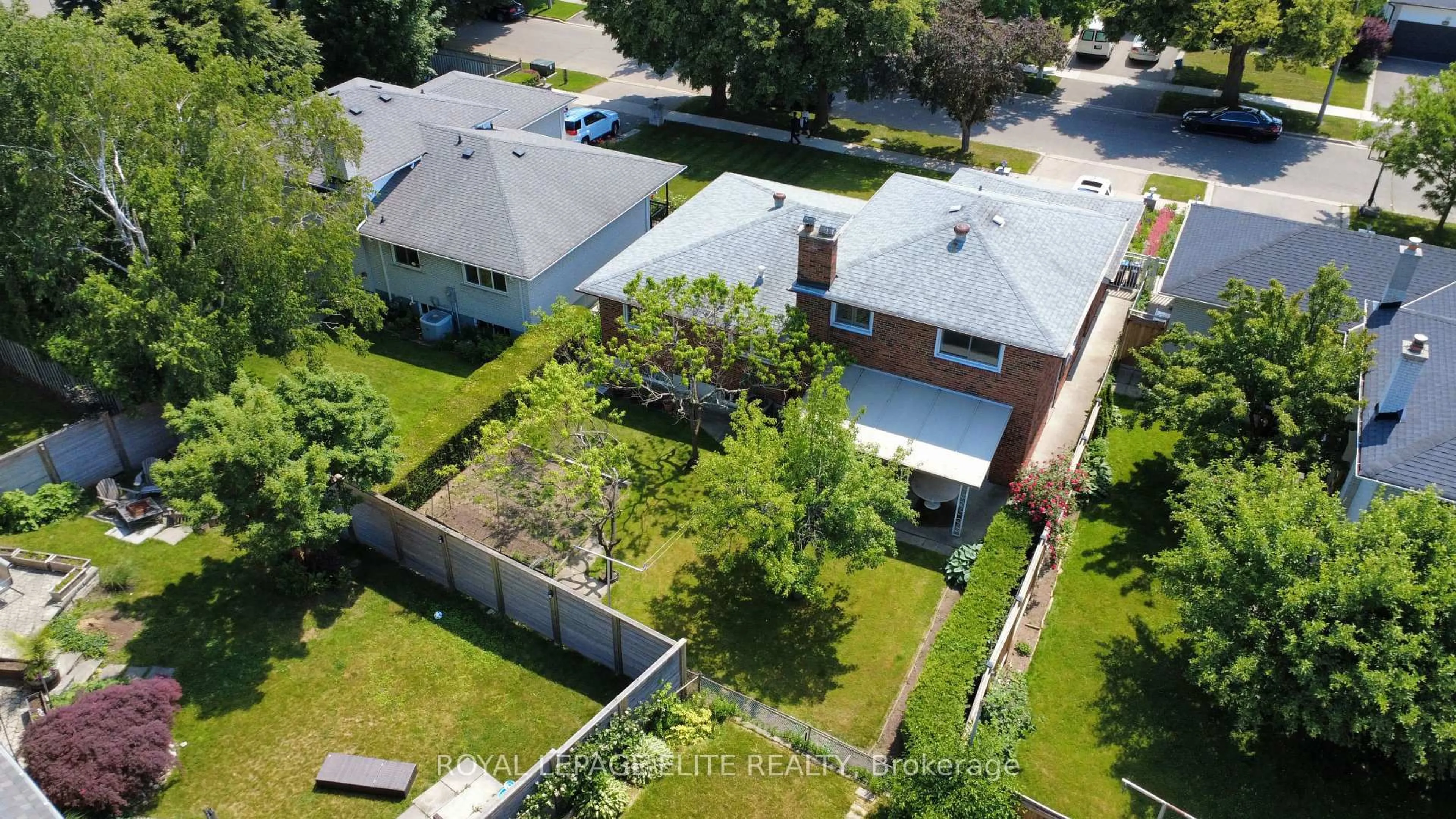 A pic from outside/outdoor area/front of a property/back of a property/a pic from drone, street for 3277 CARDROSS Rd, Mississauga Ontario L4X 2N4
