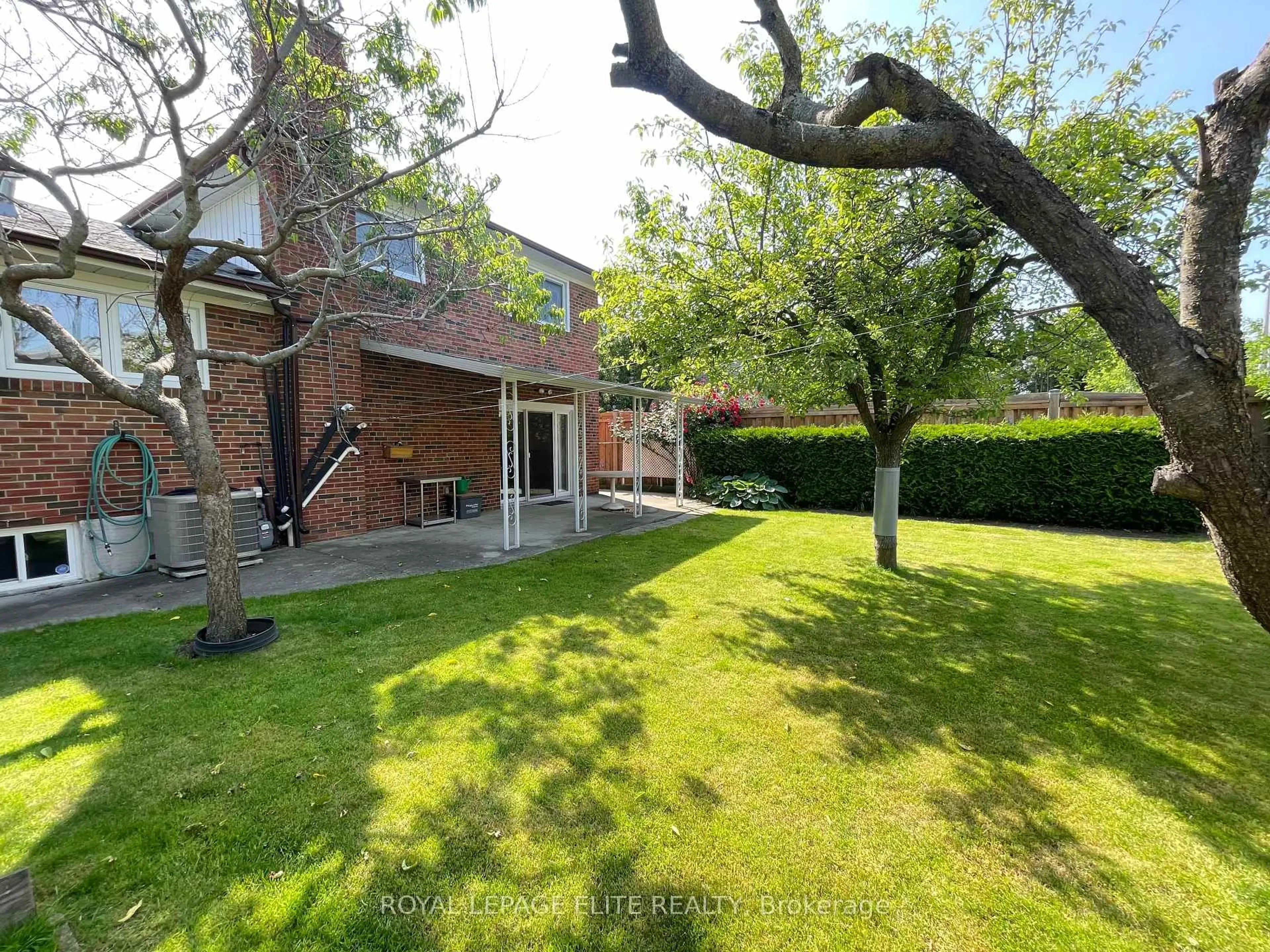 A pic from outside/outdoor area/front of a property/back of a property/a pic from drone, street for 3277 CARDROSS Rd, Mississauga Ontario L4X 2N4