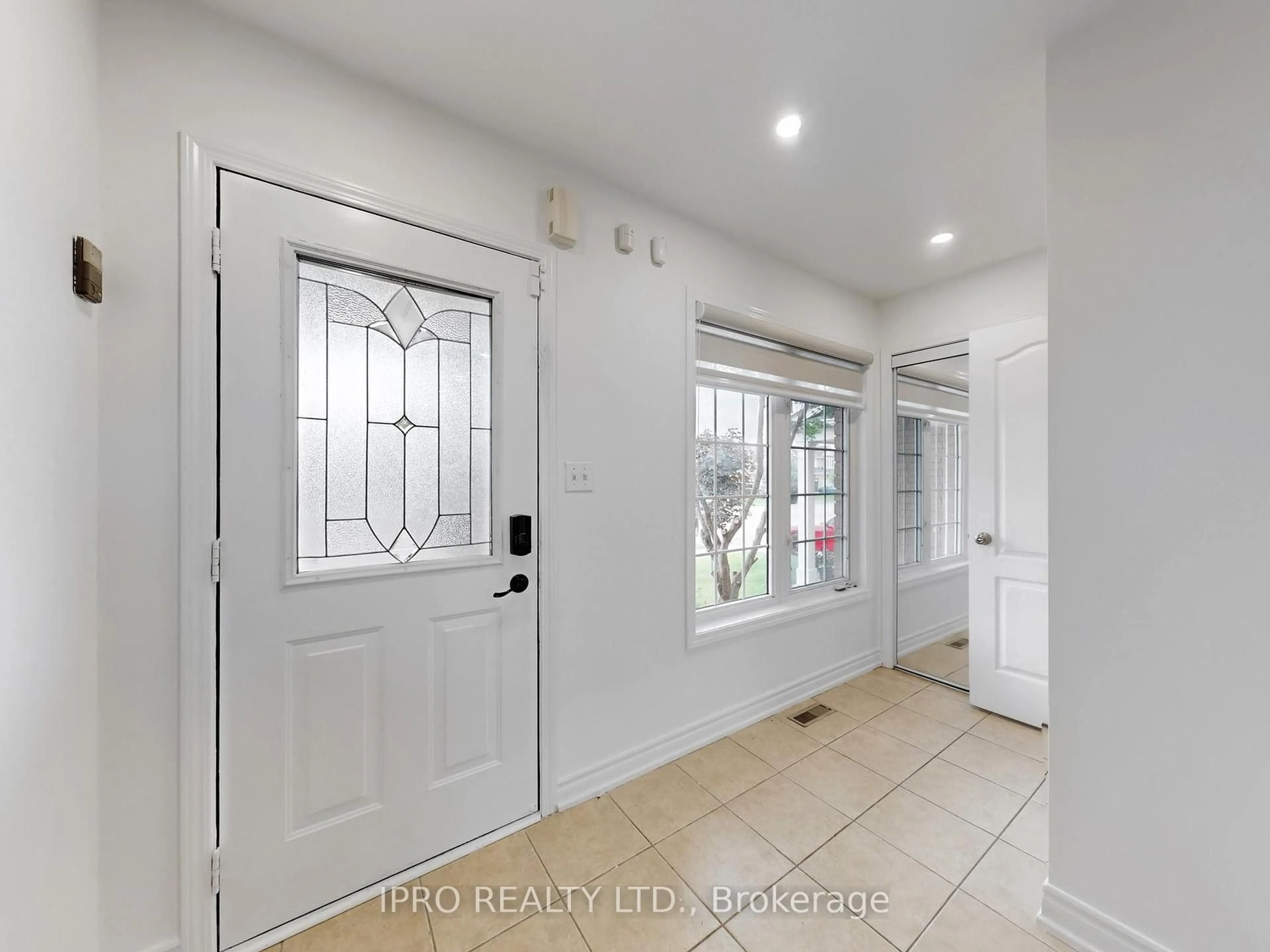 Indoor entryway for 814 Ferguson Dr, Milton Ontario L9T 6L4
