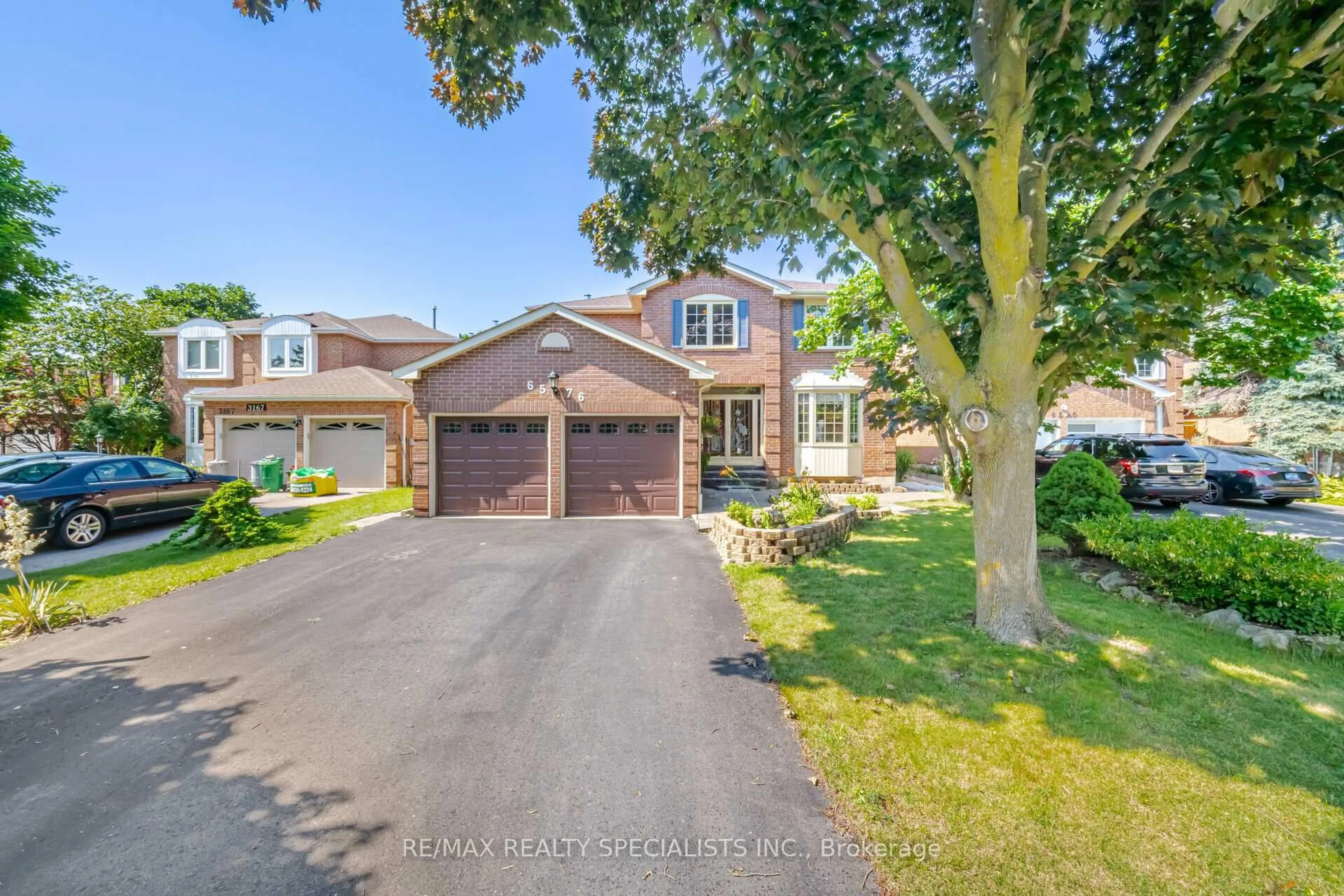 A pic from outside/outdoor area/front of a property/back of a property/a pic from drone, street for 6576 Miller's Grve, Mississauga Ontario L5N 4R7