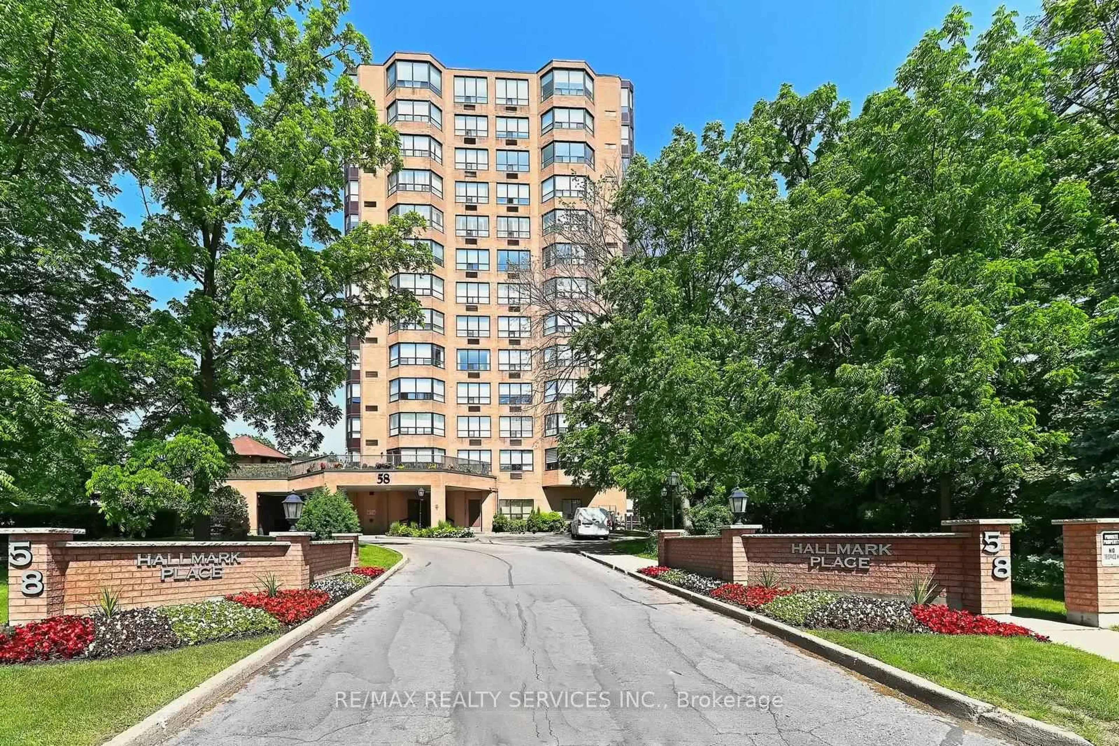 Indoor foyer for 58 church St #402, Brampton Ontario L6V 4A8