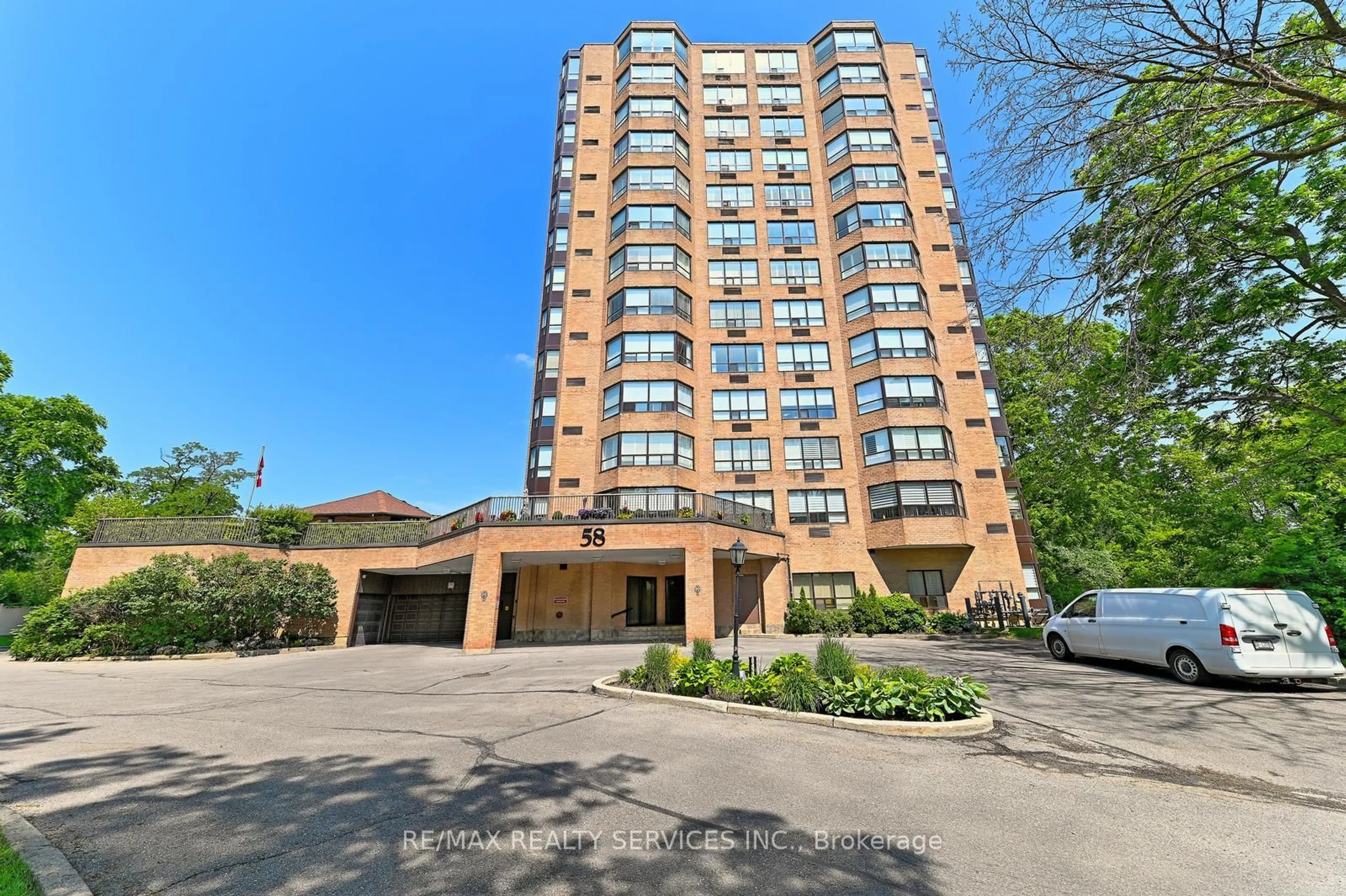 Indoor foyer for 58 church St #402, Brampton Ontario L6V 4A8