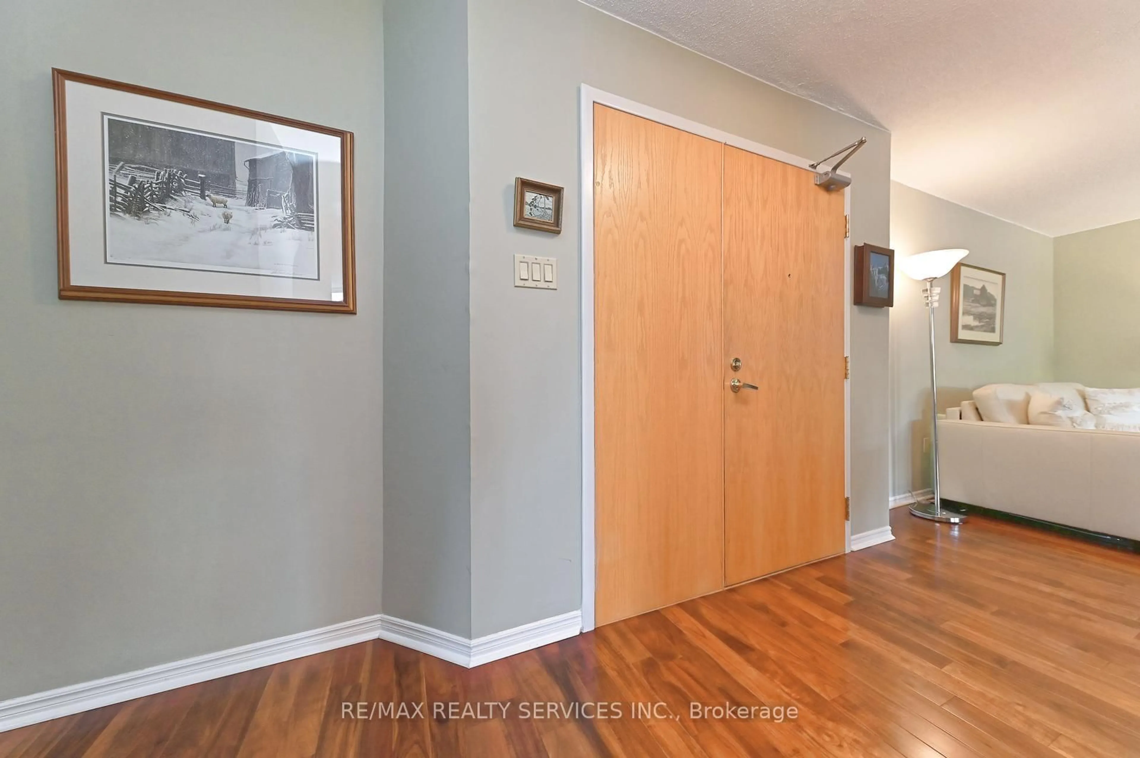 Indoor entryway for 58 church St #402, Brampton Ontario L6V 4A8