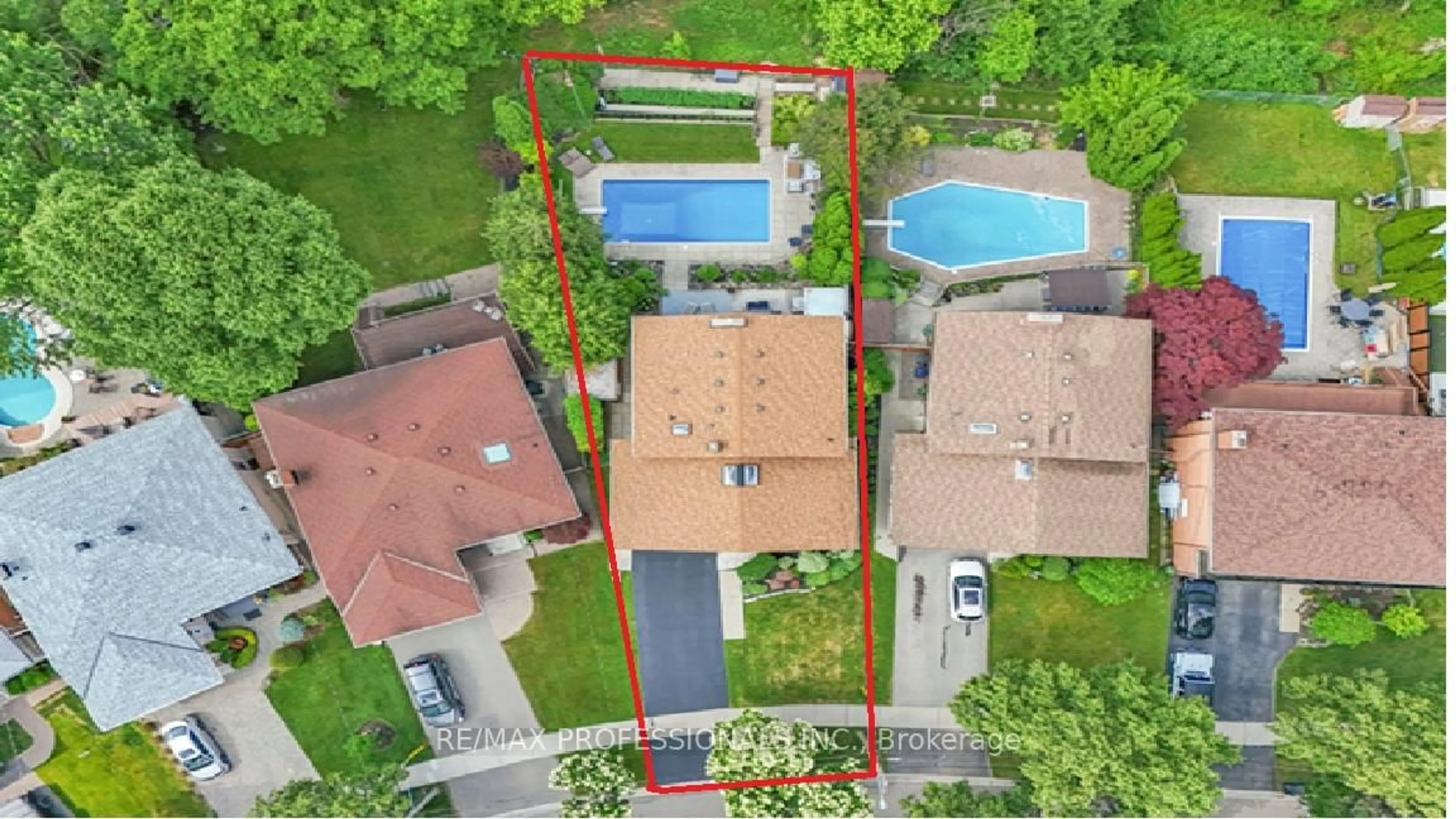 A pic from outside/outdoor area/front of a property/back of a property/a pic from drone, street for 53 Decarie Circ, Toronto Ontario M9B 3J1