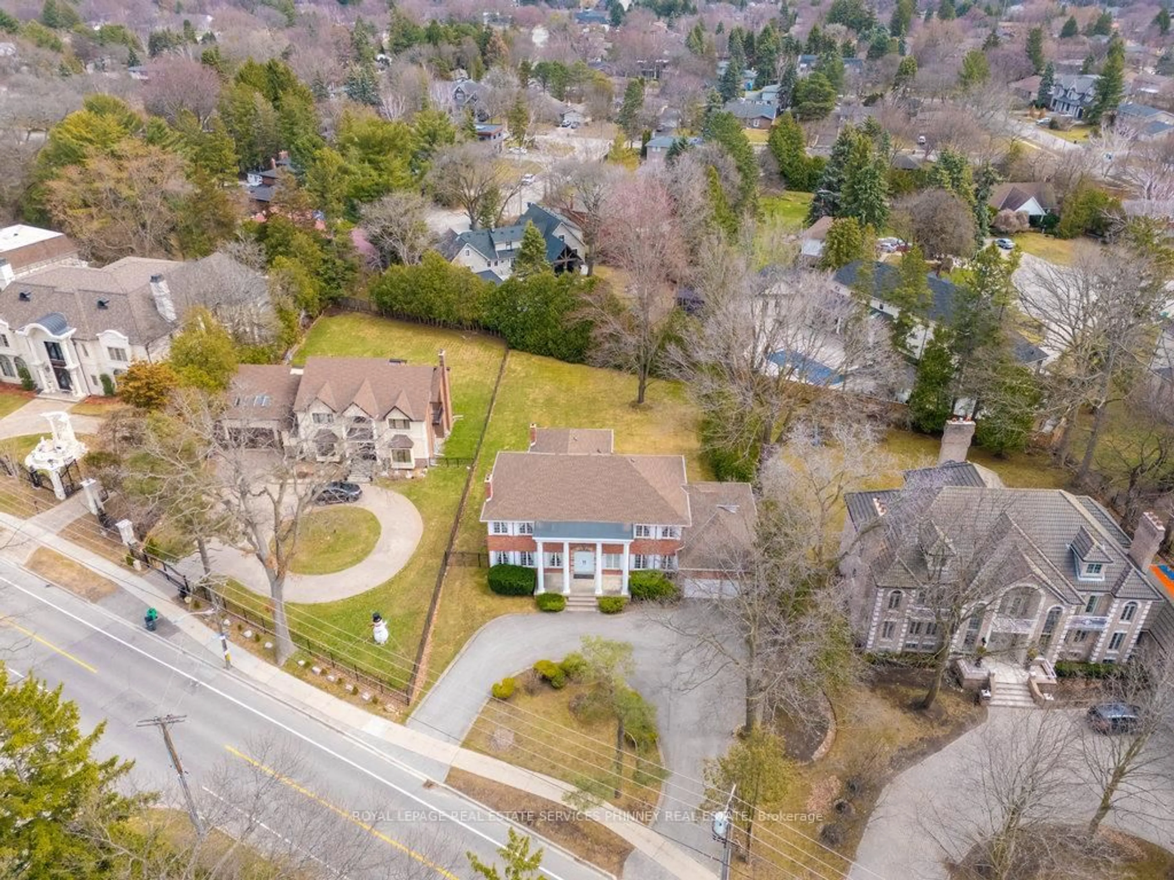 A pic from outside/outdoor area/front of a property/back of a property/a pic from drone, street for 2390 Mississauga Rd, Mississauga Ontario L5H 2L1
