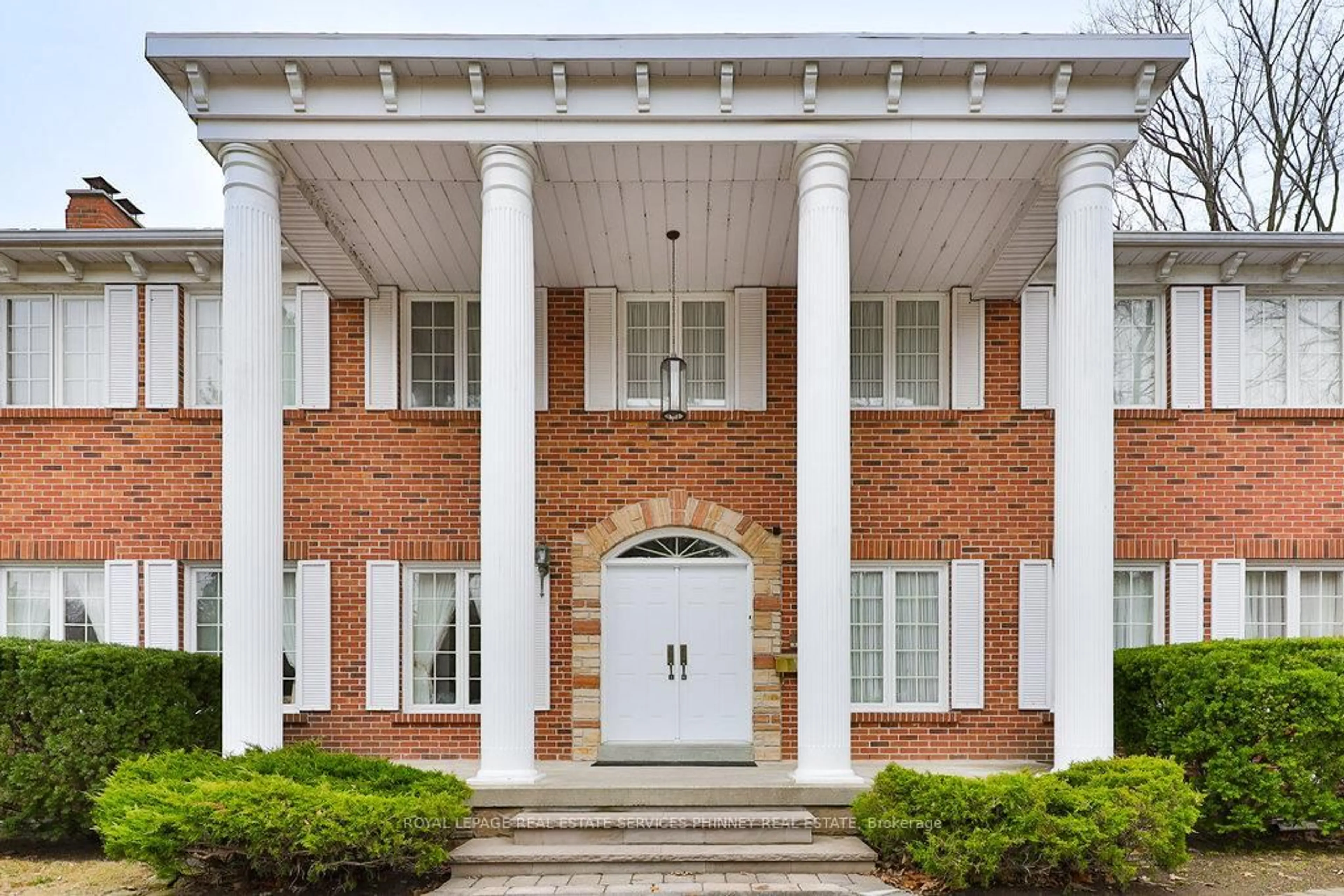 Home with brick exterior material, building for 2390 Mississauga Rd, Mississauga Ontario L5H 2L1