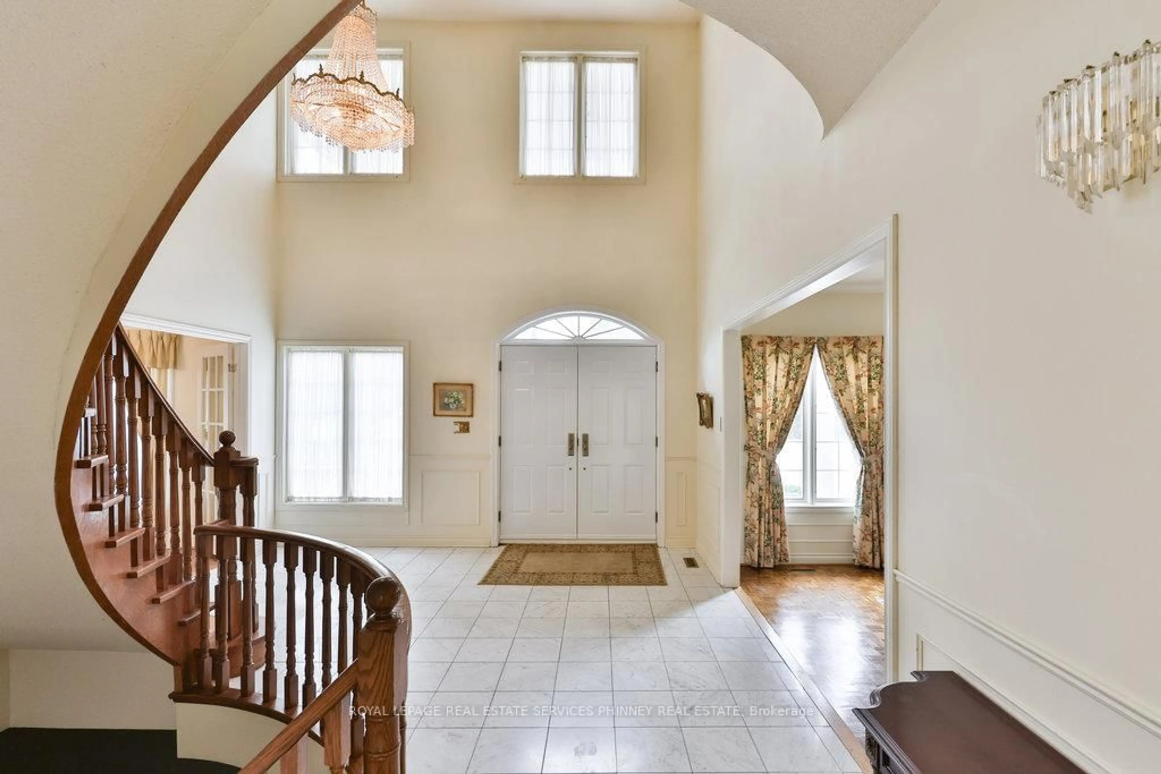 Indoor foyer for 2390 Mississauga Rd, Mississauga Ontario L5H 2L1