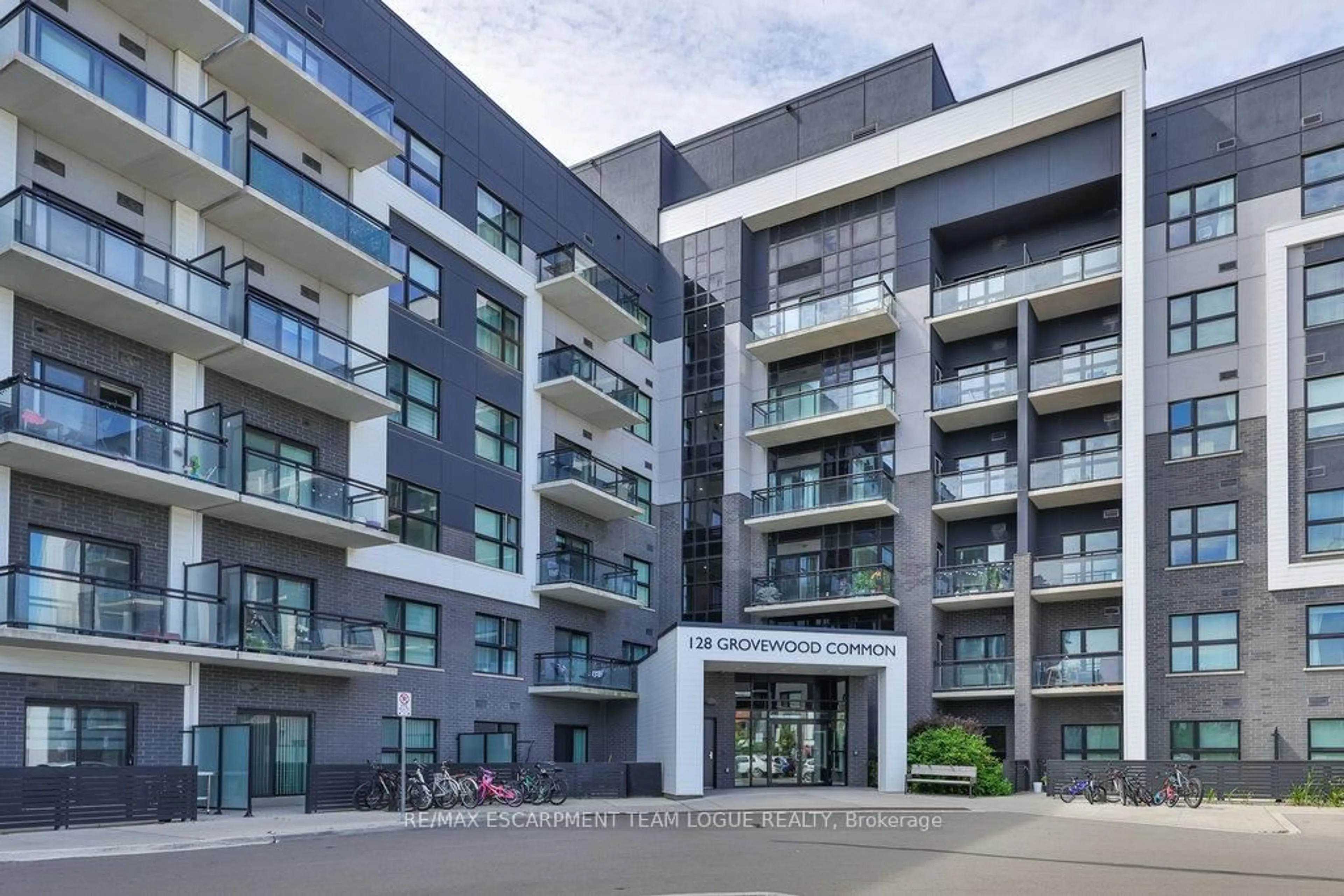 Patio, building for 128 GROVEWOOD COMMON #509, Oakville Ontario L6H 0X3