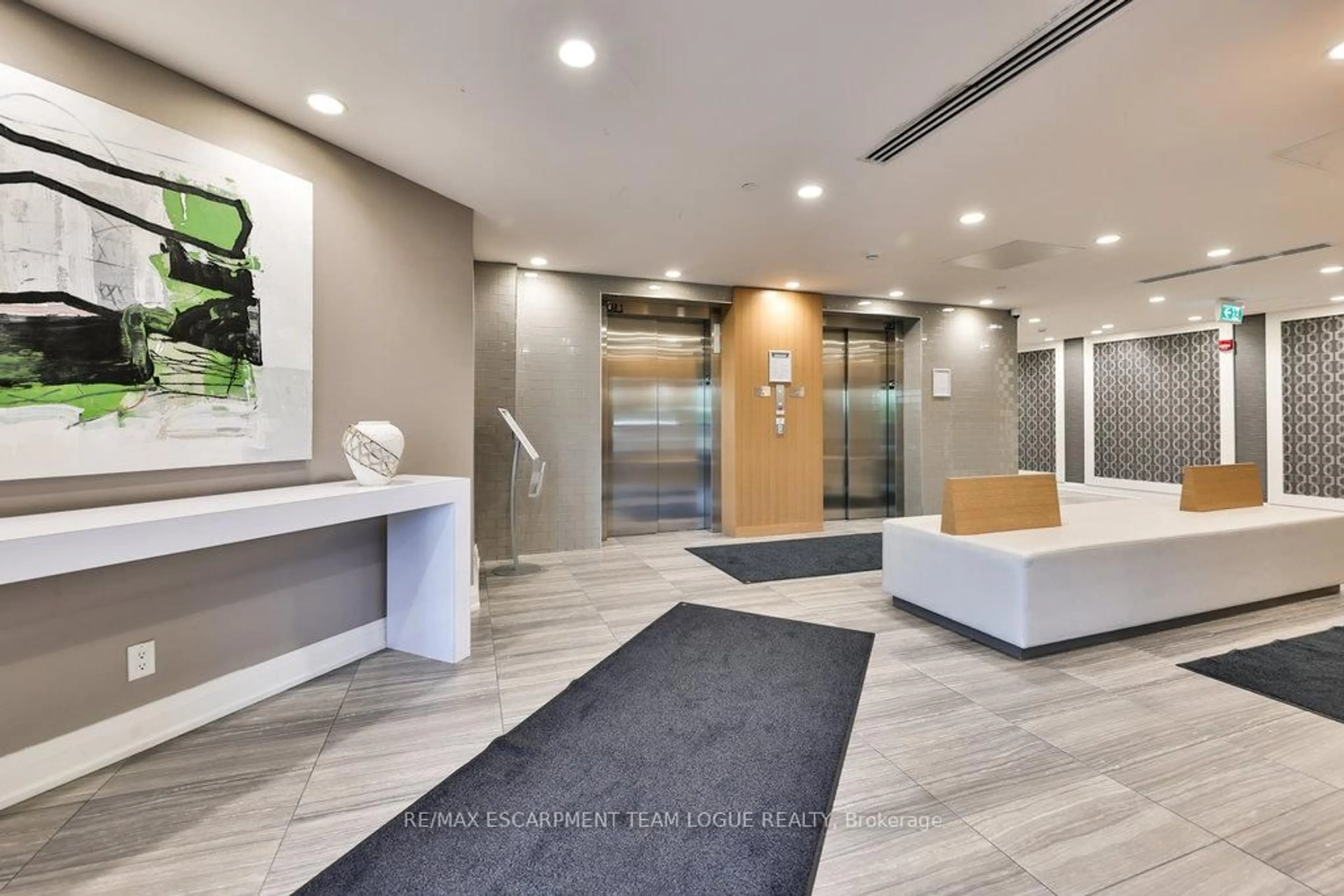Indoor foyer for 128 GROVEWOOD COMMON #509, Oakville Ontario L6H 0X3