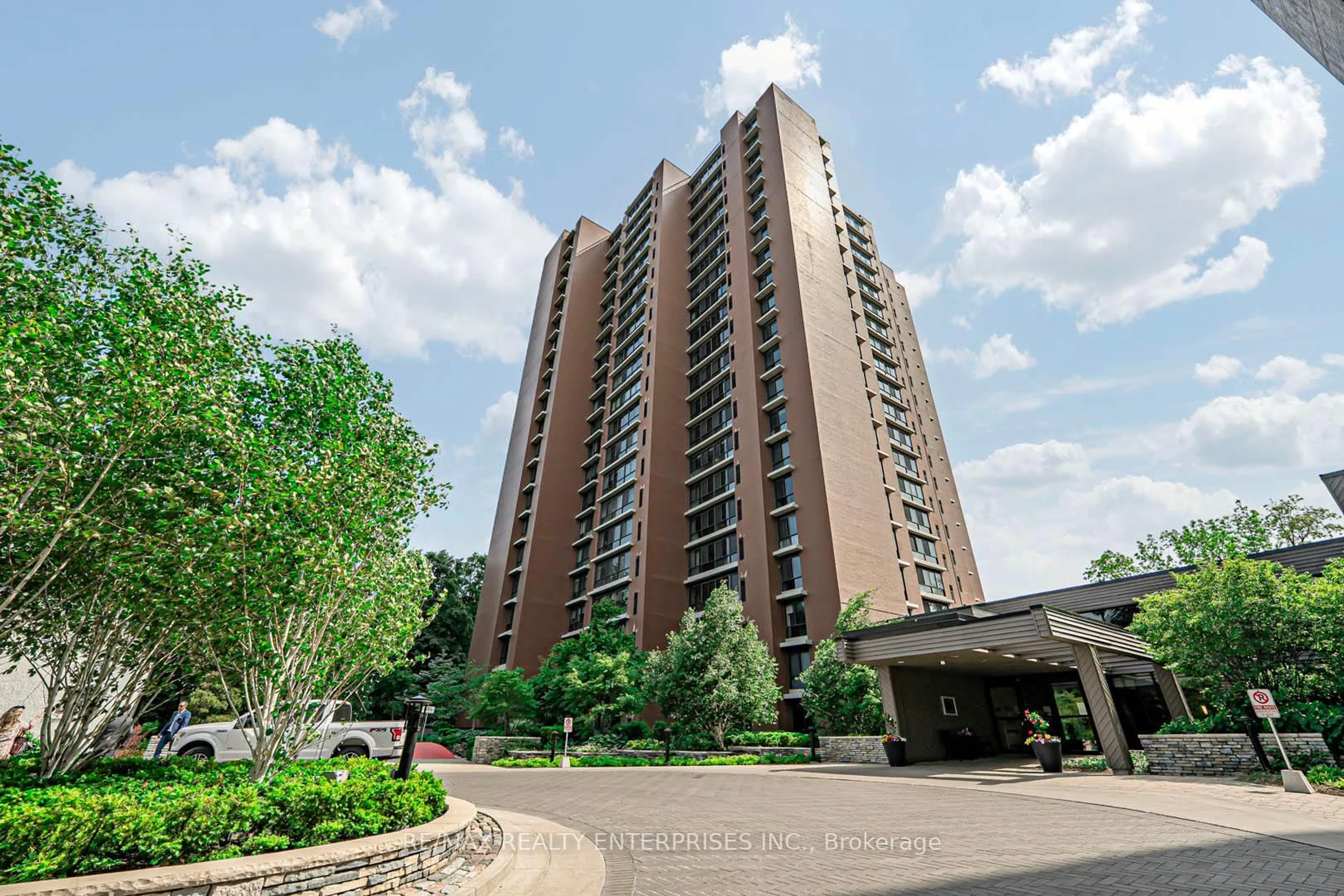 Indoor foyer for 1400 Dixie Rd #408, Mississauga Ontario L5E 3E1