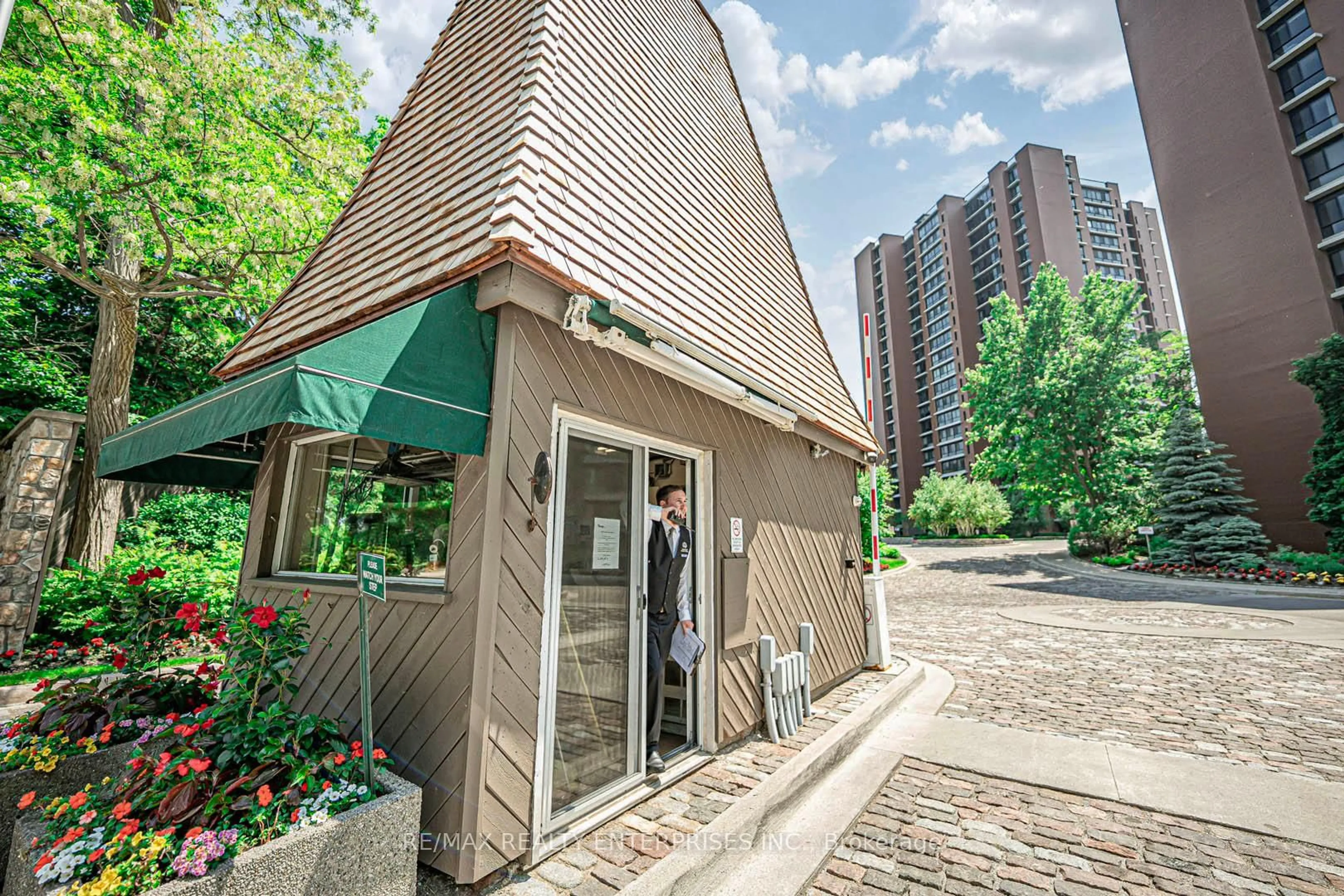 Patio, street for 1400 Dixie Rd #408, Mississauga Ontario L5E 3E1