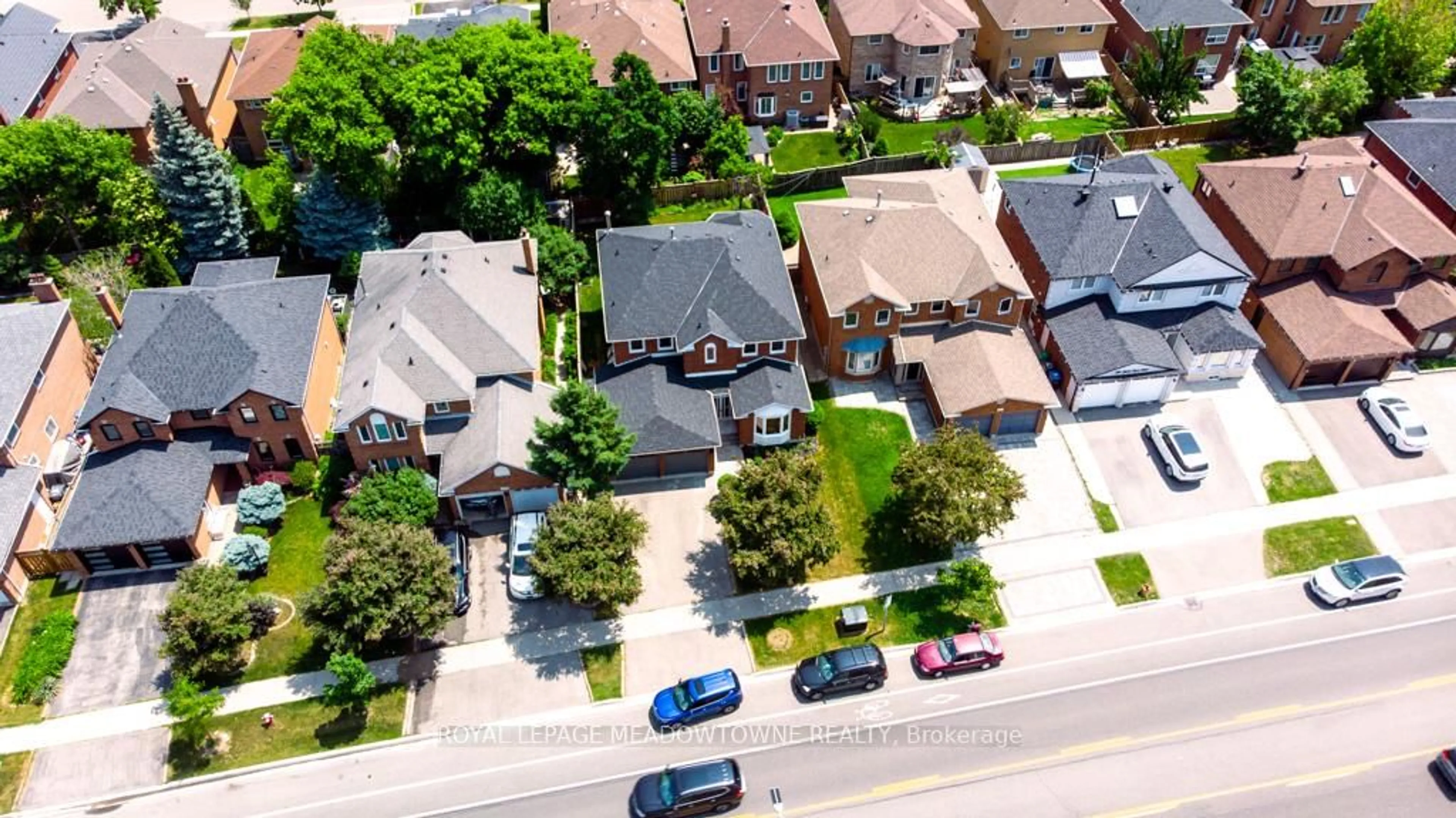 A pic from outside/outdoor area/front of a property/back of a property/a pic from drone, street for 328 Bristol Rd, Mississauga Ontario L5R 2J7