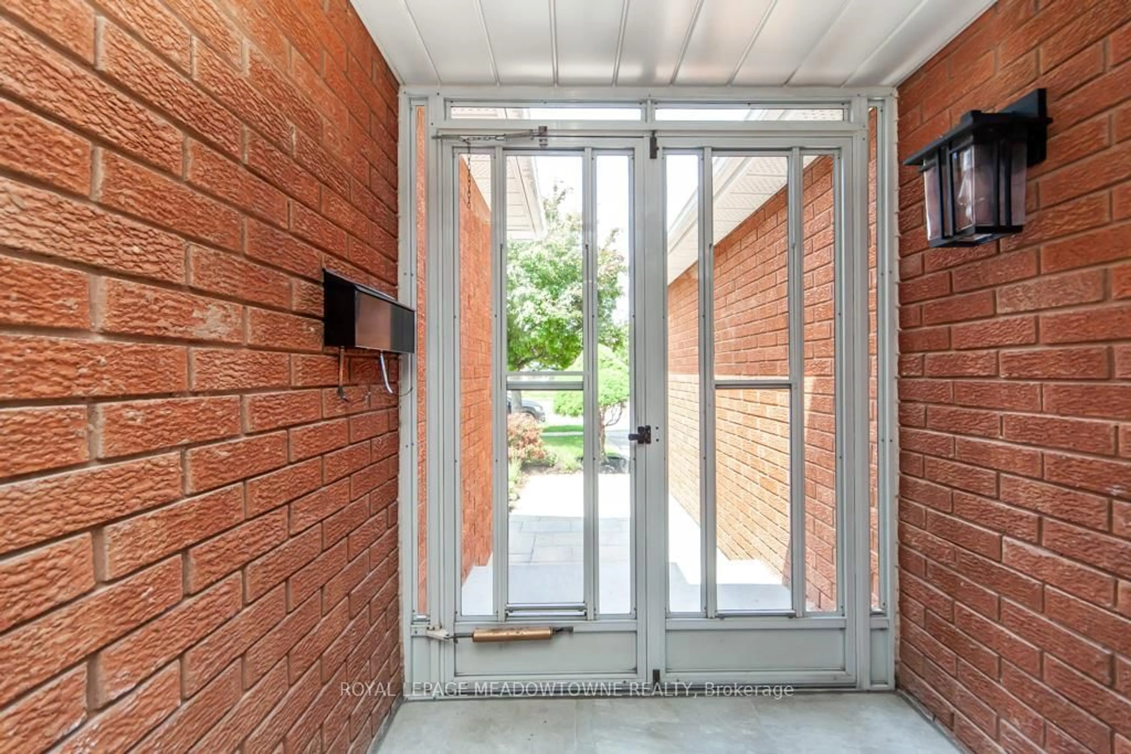 Unknown for 328 Bristol Rd, Mississauga Ontario L5R 2J7