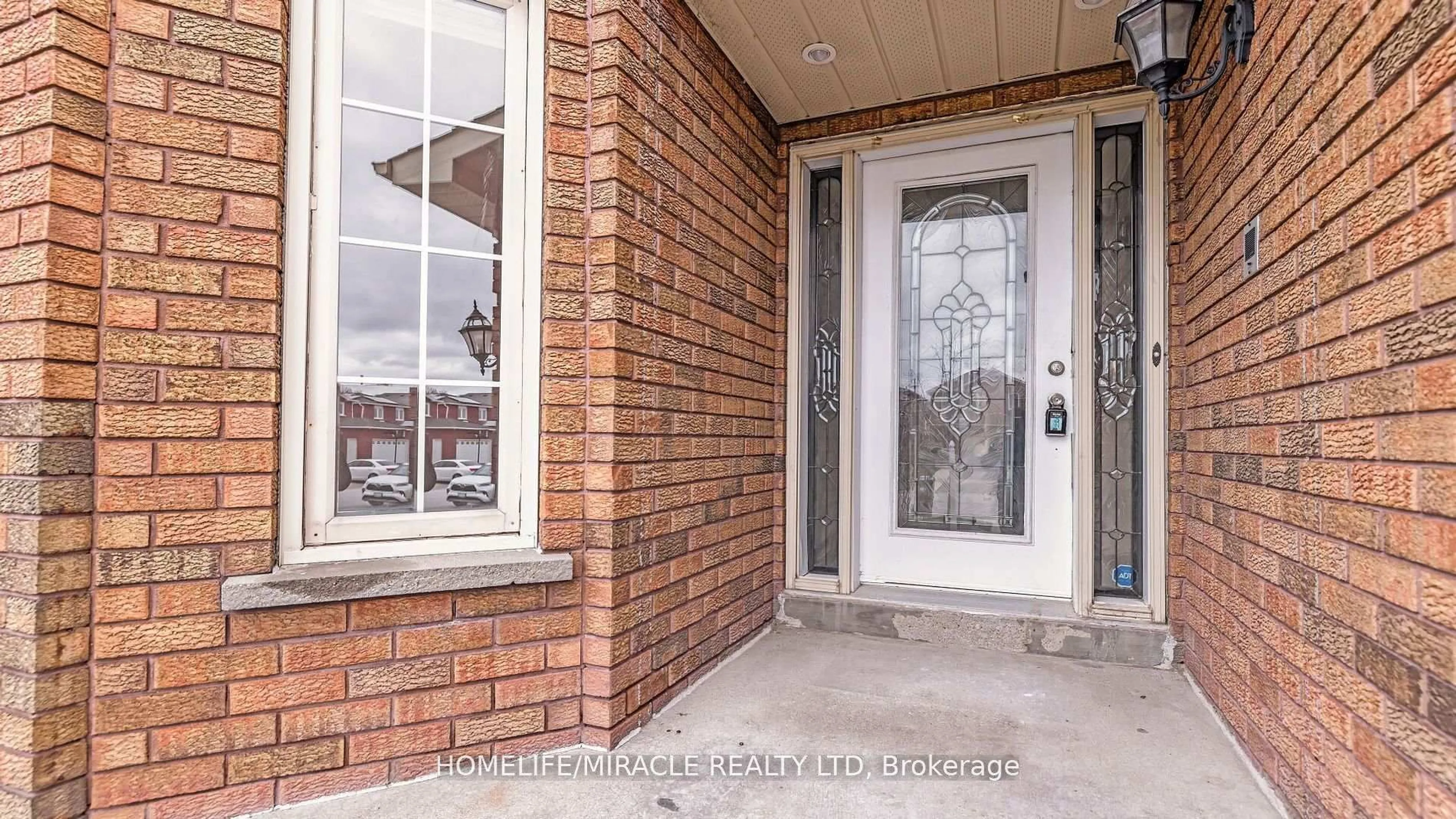 Indoor entryway for 74 Kingknoll Dr, Brampton Ontario L6Y 3E5
