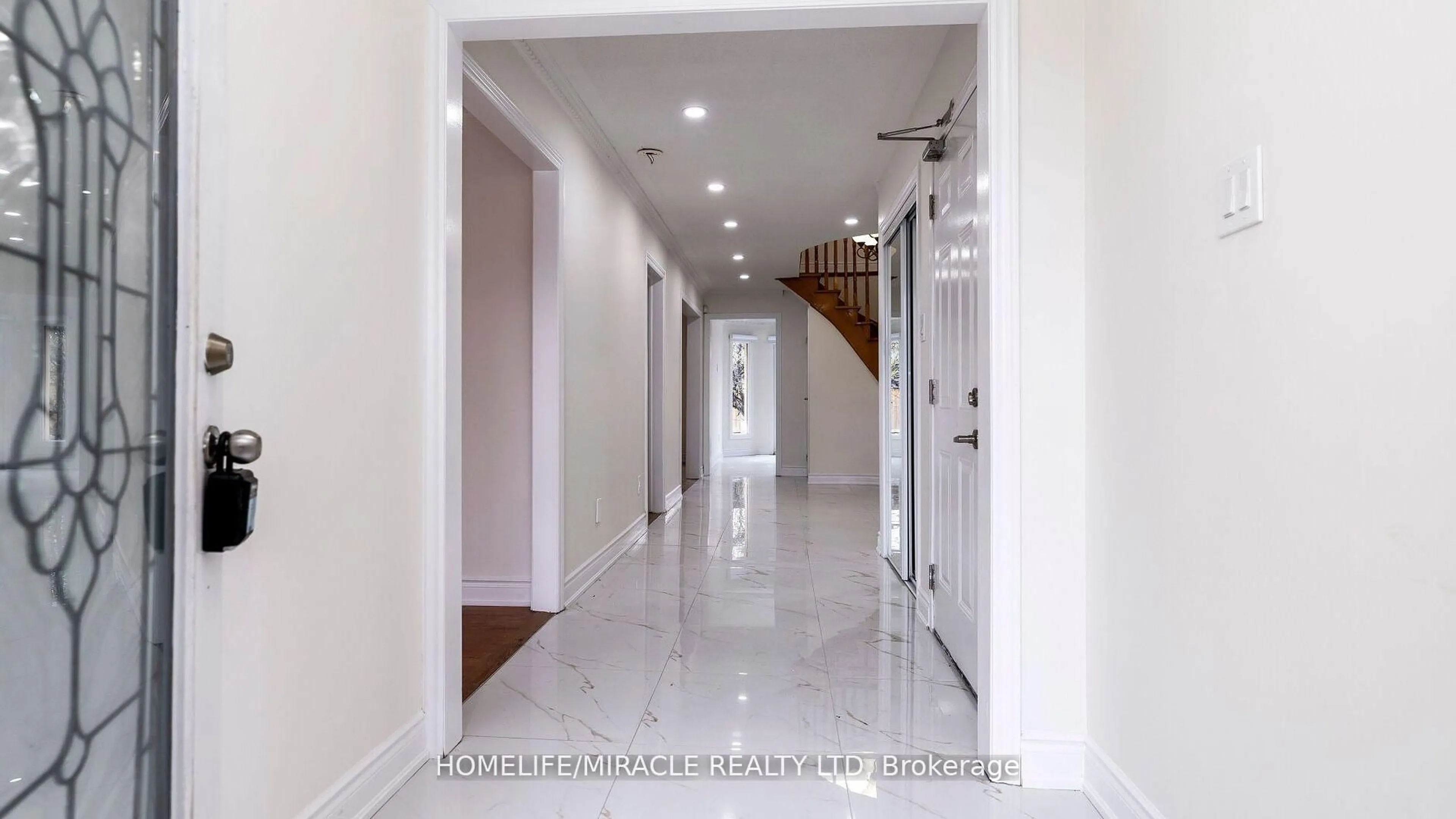 Indoor foyer for 74 Kingknoll Dr, Brampton Ontario L6Y 3E5