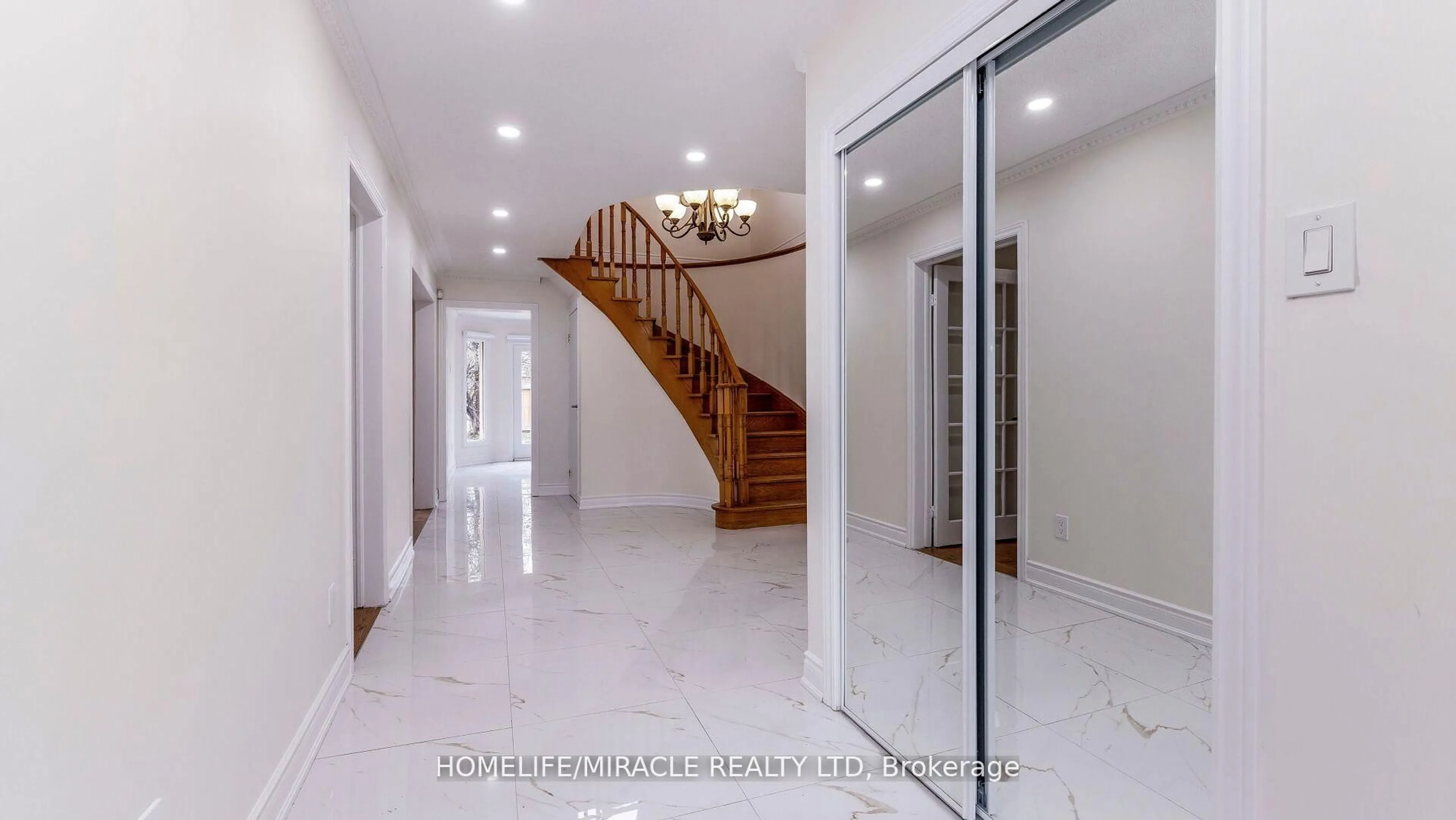 Indoor foyer for 74 Kingknoll Dr, Brampton Ontario L6Y 3E5