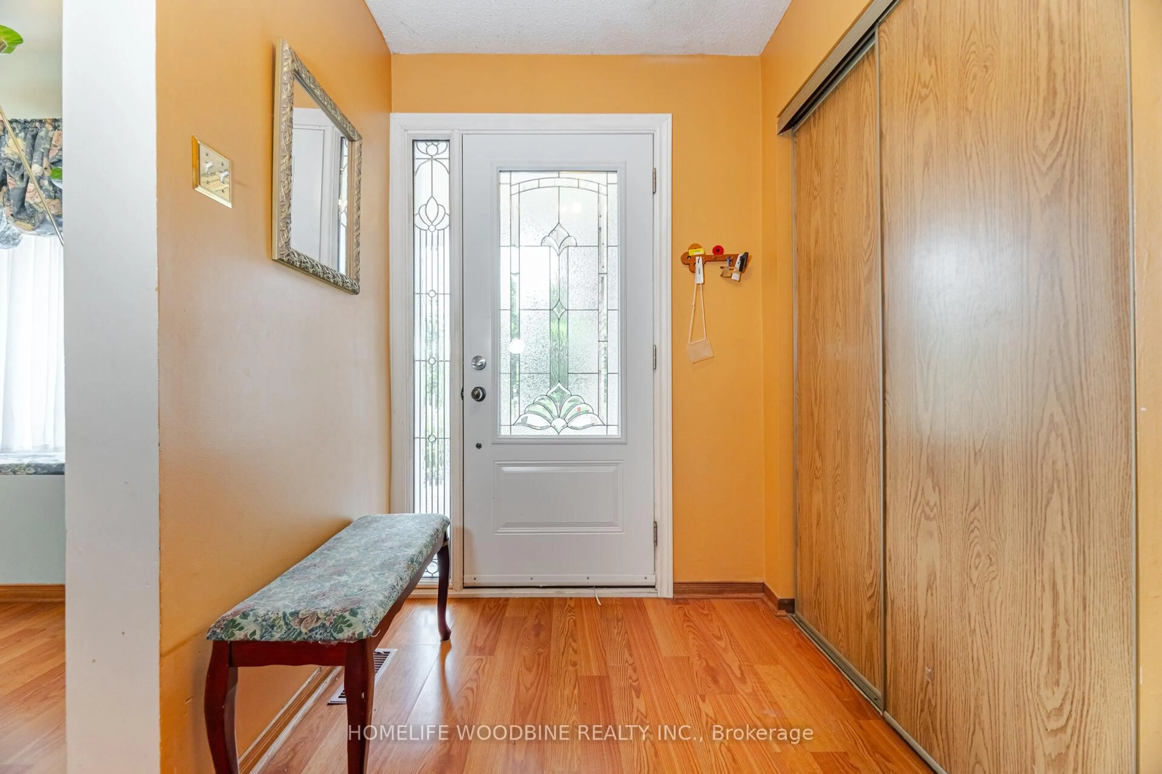 Indoor entryway for 32 Chopin Cres, Brampton Ontario L6Y 2S1