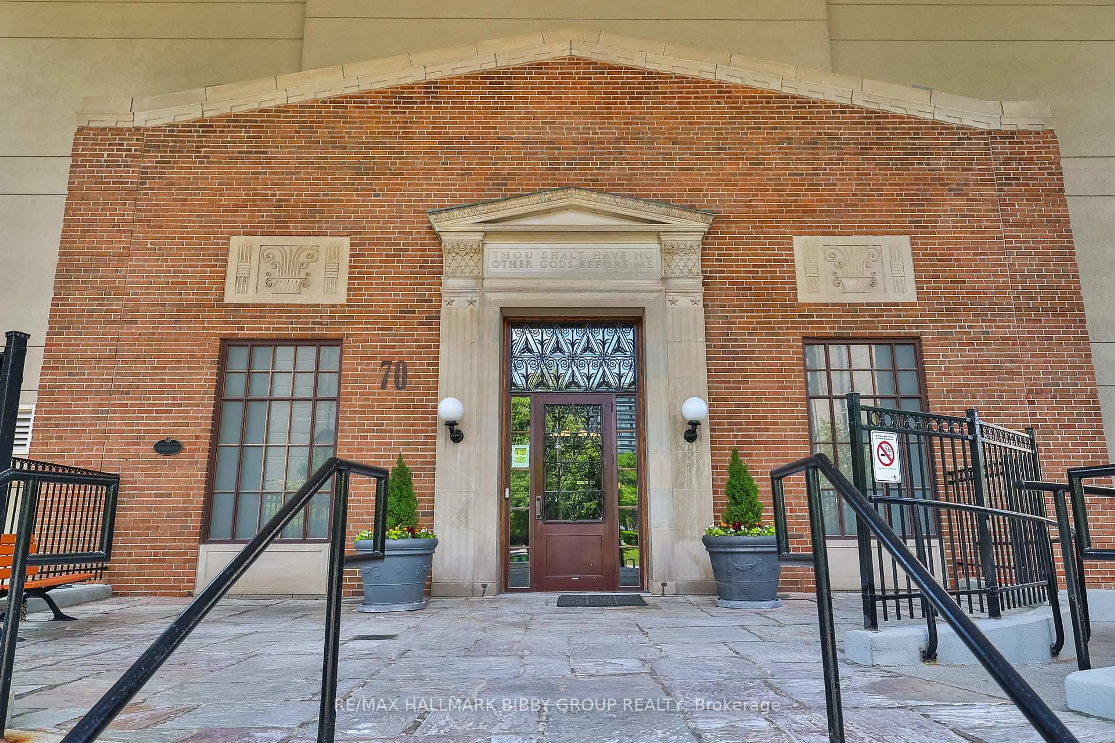 Indoor foyer for 70 High Park Ave #1304, Toronto Ontario M6P 1A1