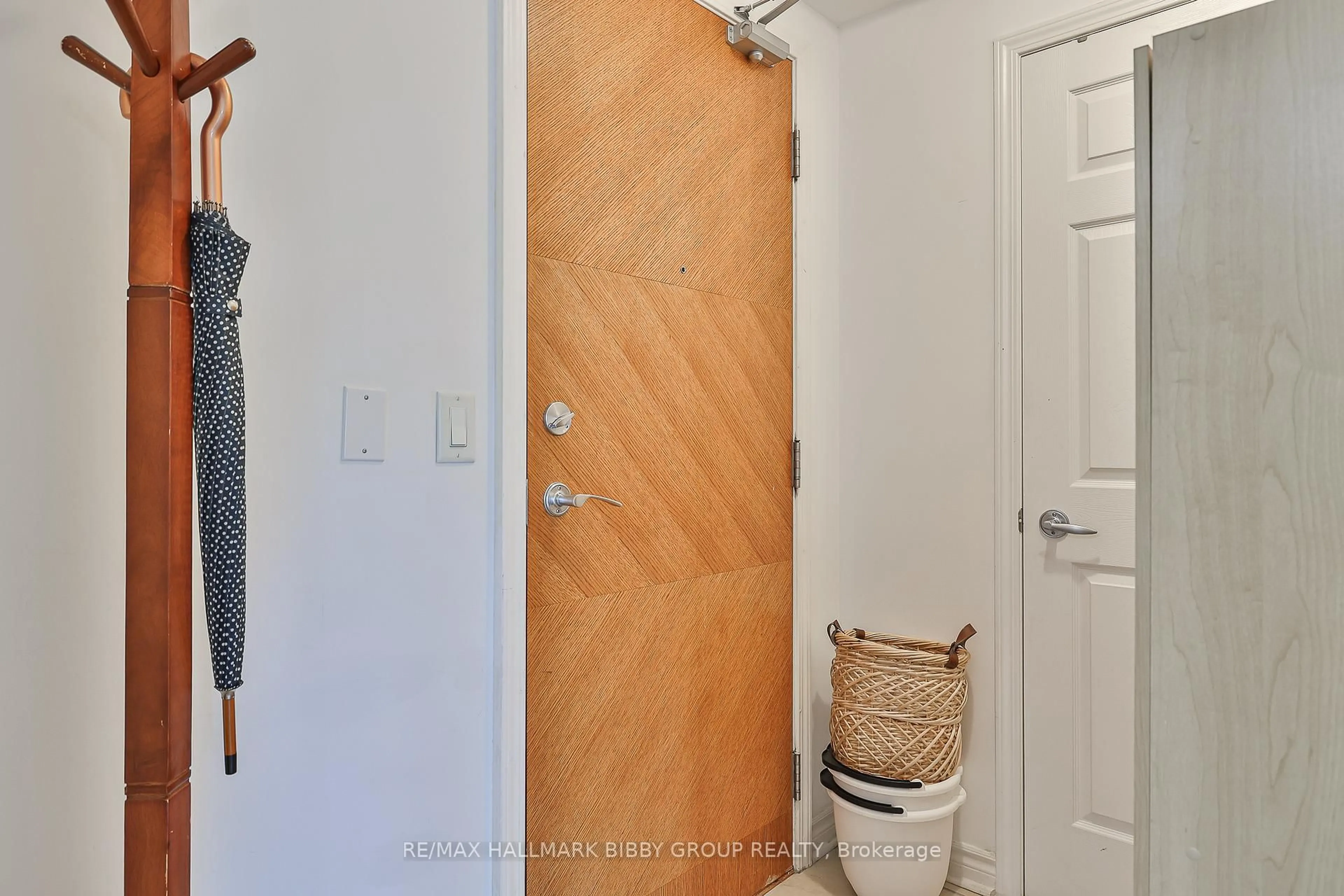 Indoor entryway for 70 High Park Ave #1304, Toronto Ontario M6P 1A1