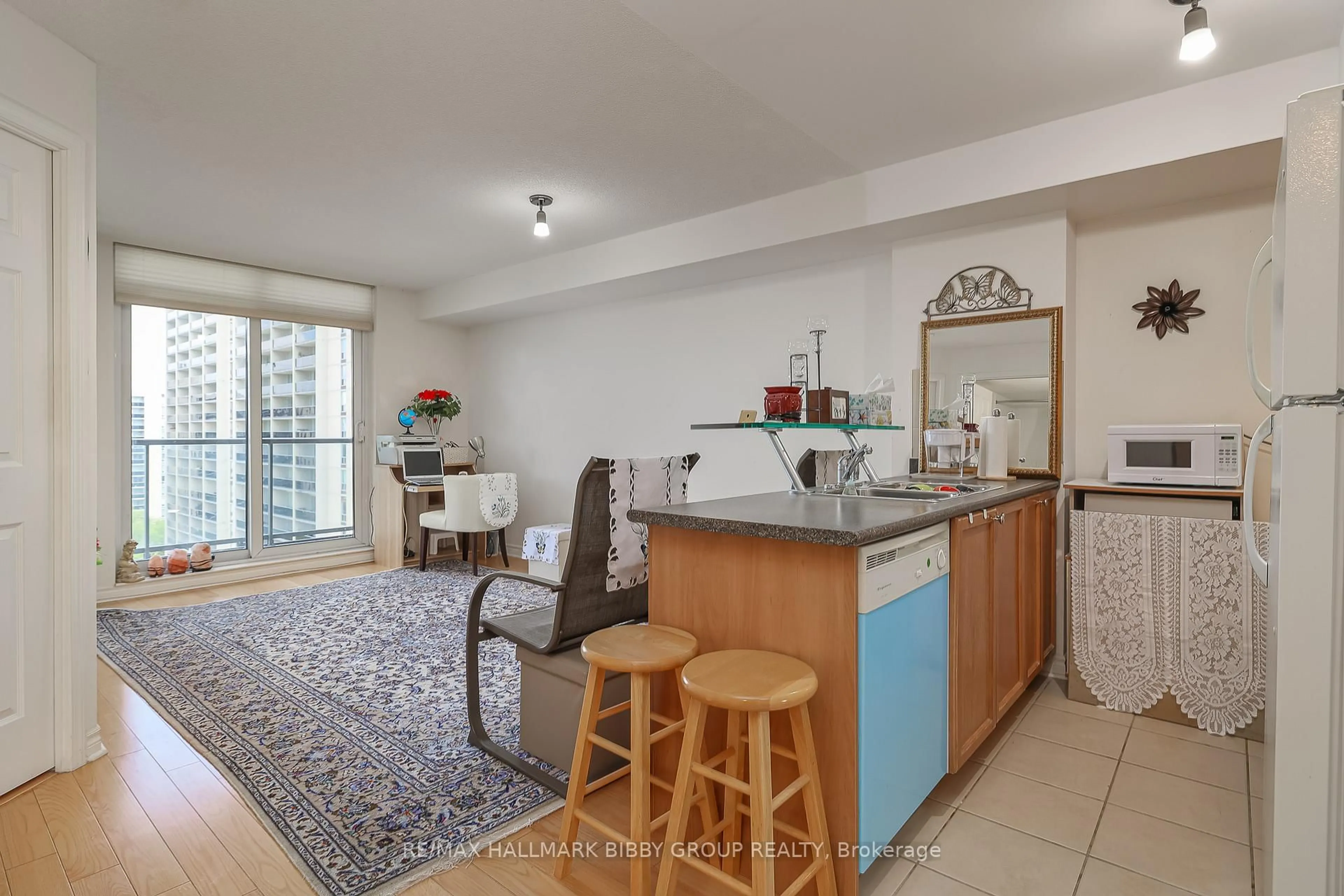 Standard kitchen, unknown for 70 High Park Ave #1304, Toronto Ontario M6P 1A1