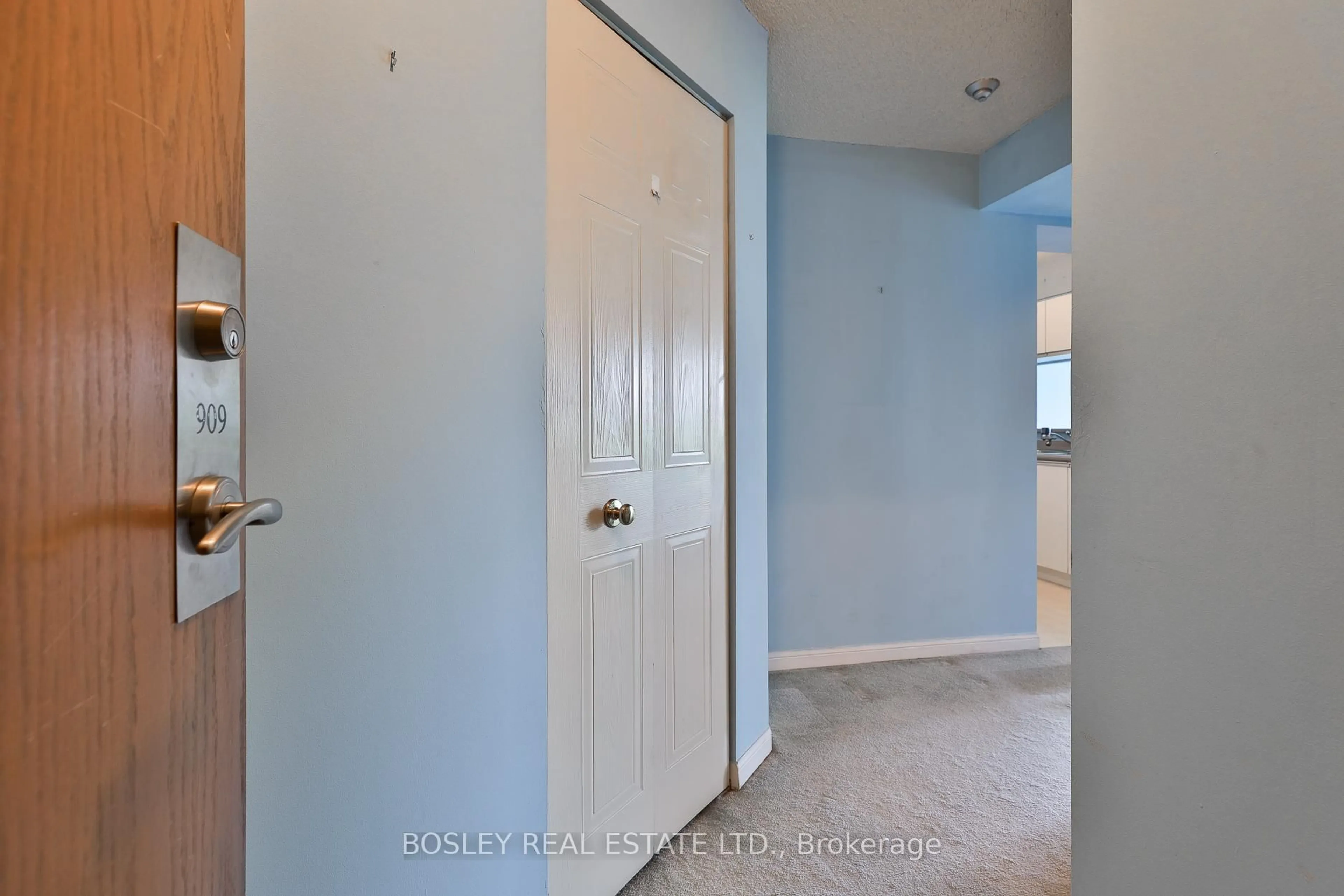 Indoor entryway for 3 Hickory Tree Rd #909, Toronto Ontario M9N 3W5