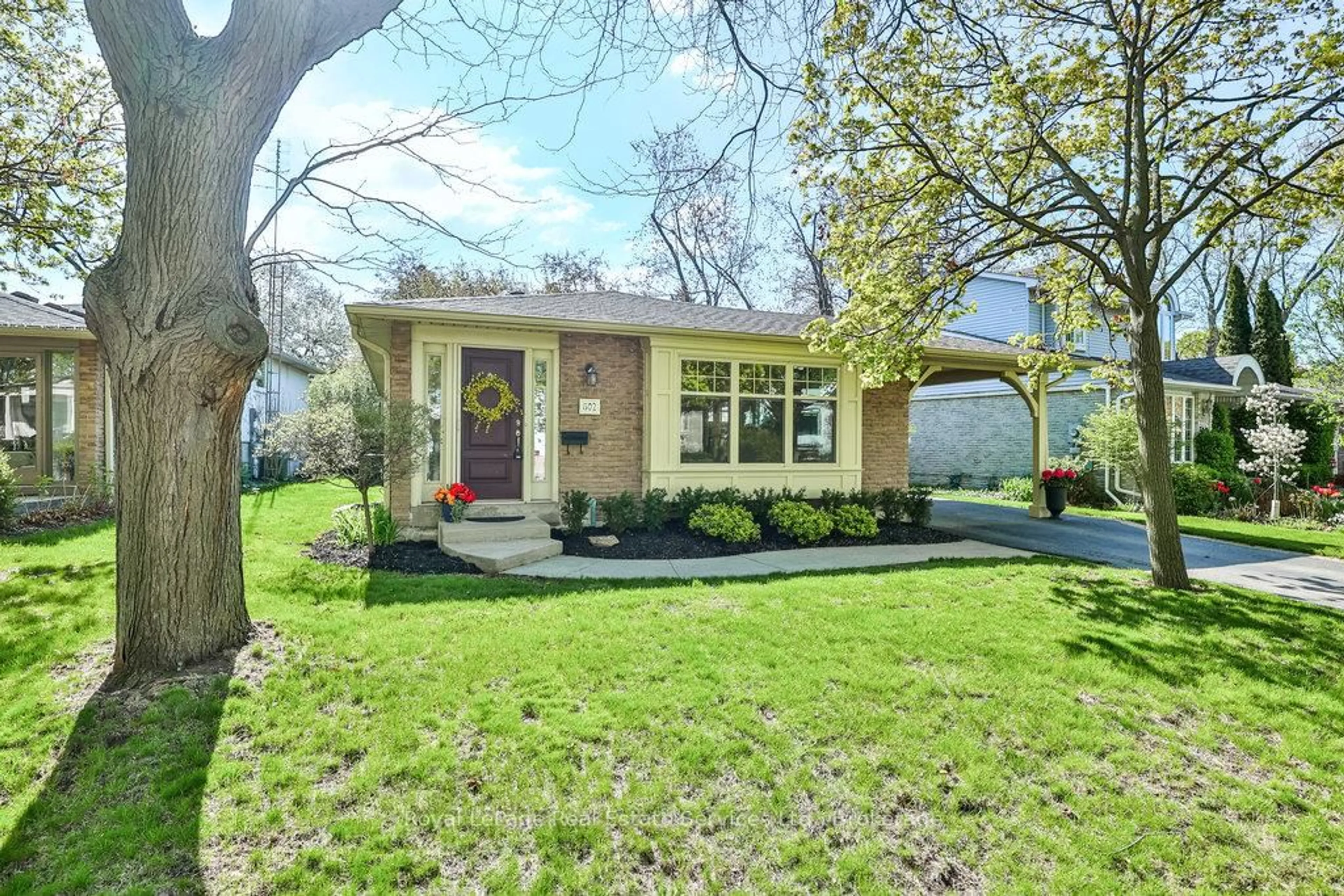 Home with vinyl exterior material, street for 502 Bohemia Cres, Oakville Ontario L6J 2K8