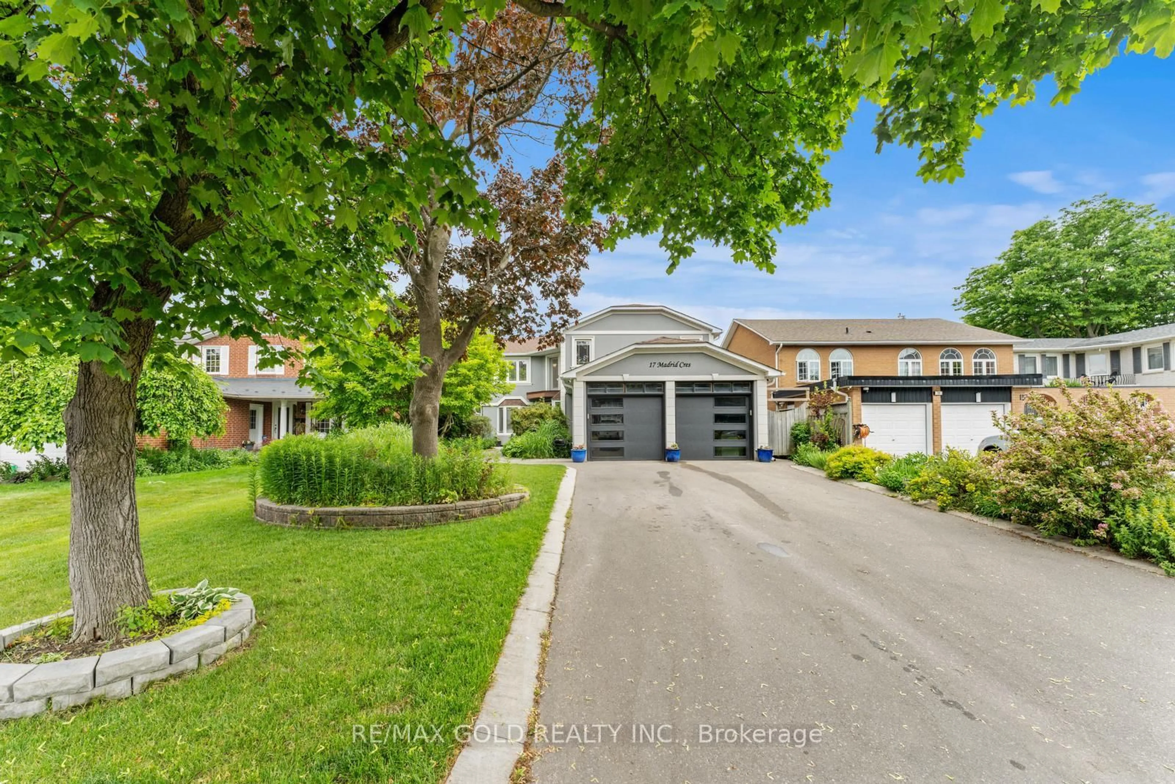 A pic from outside/outdoor area/front of a property/back of a property/a pic from drone, street for 17 Madrid Cres, Brampton Ontario L6S 2X5