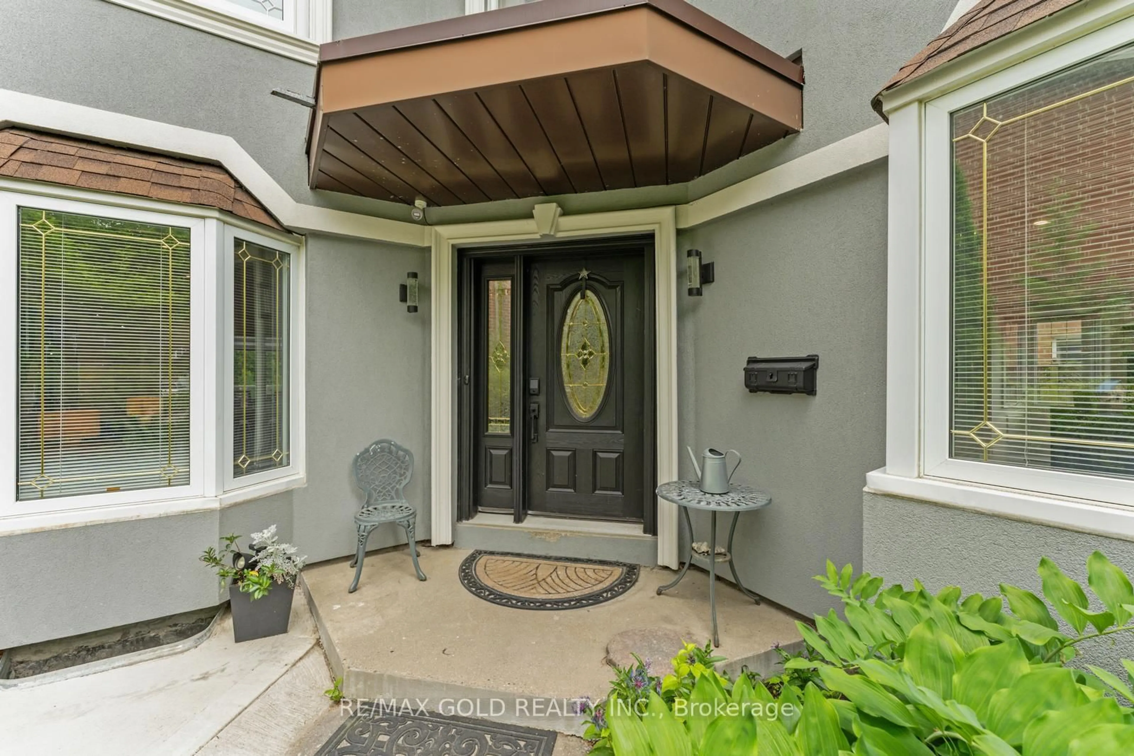 Indoor entryway for 17 Madrid Cres, Brampton Ontario L6S 2X5