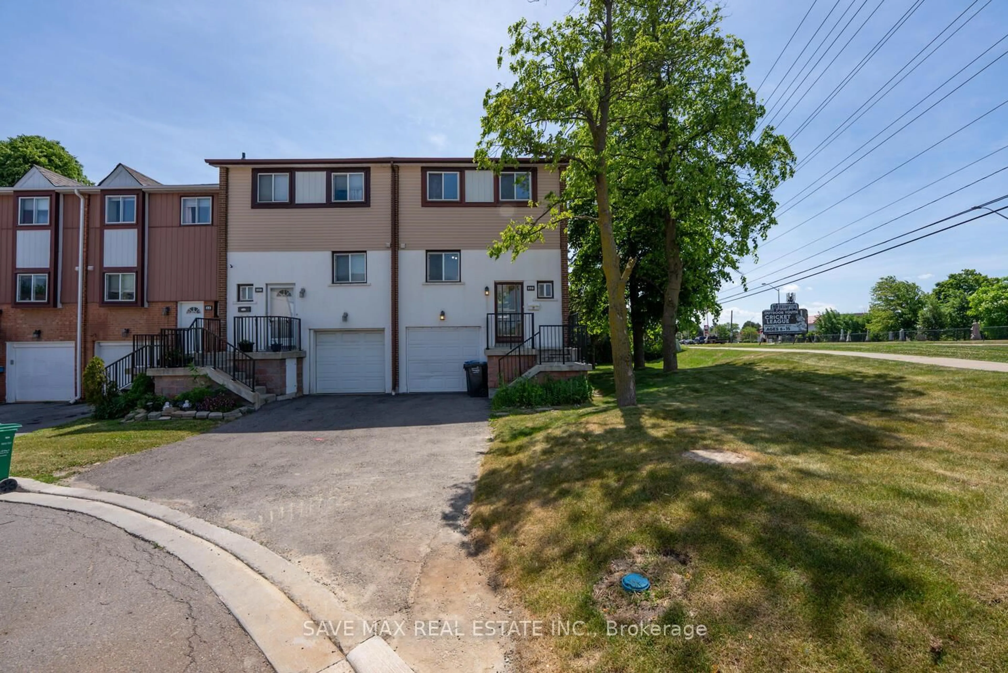 A pic from outside/outdoor area/front of a property/back of a property/a pic from drone, street for 62 Moregate Cres, Brampton Ontario L6S 3K9