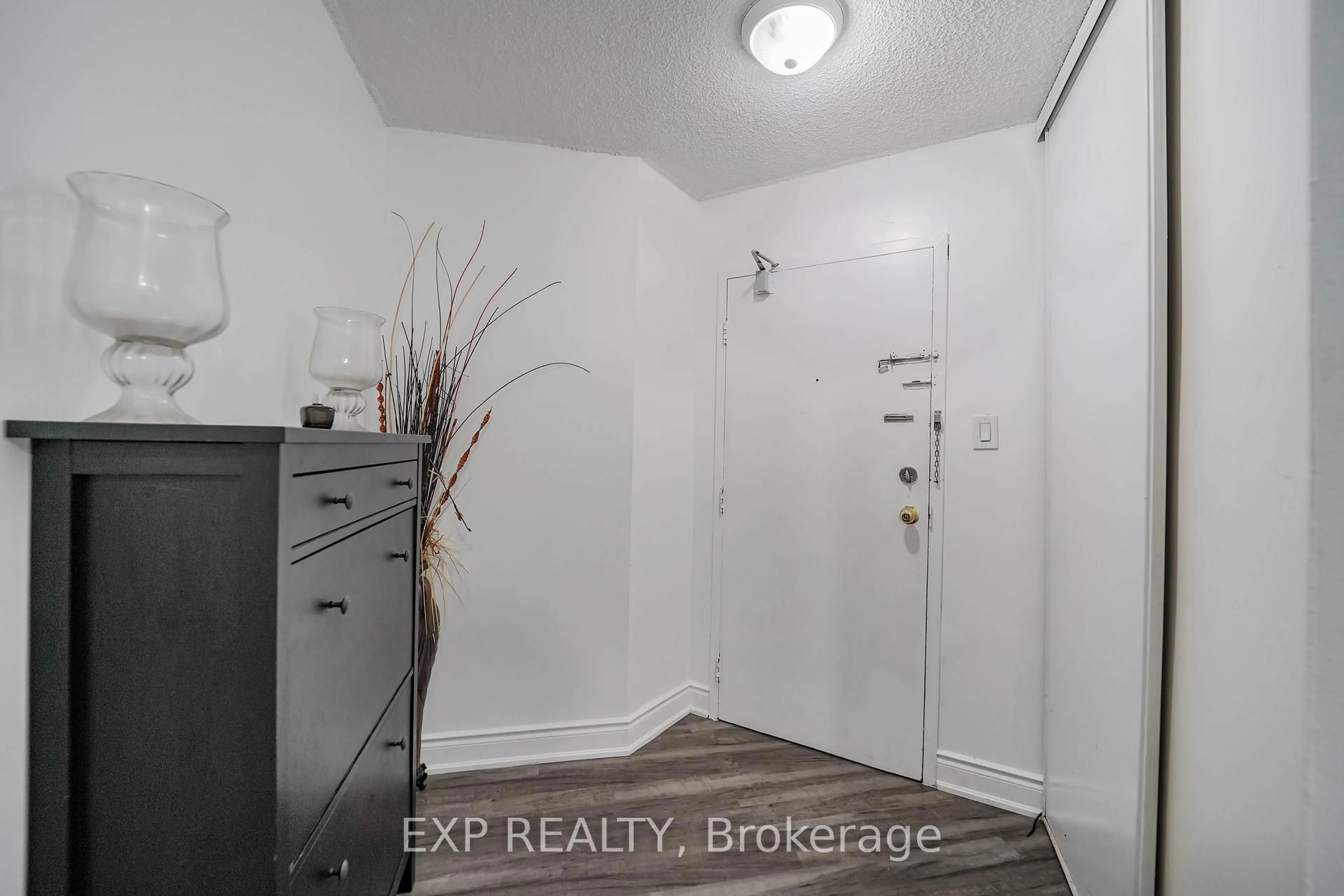 Indoor entryway for 236 Albion Rd #901, Toronto Ontario M9W 6A6