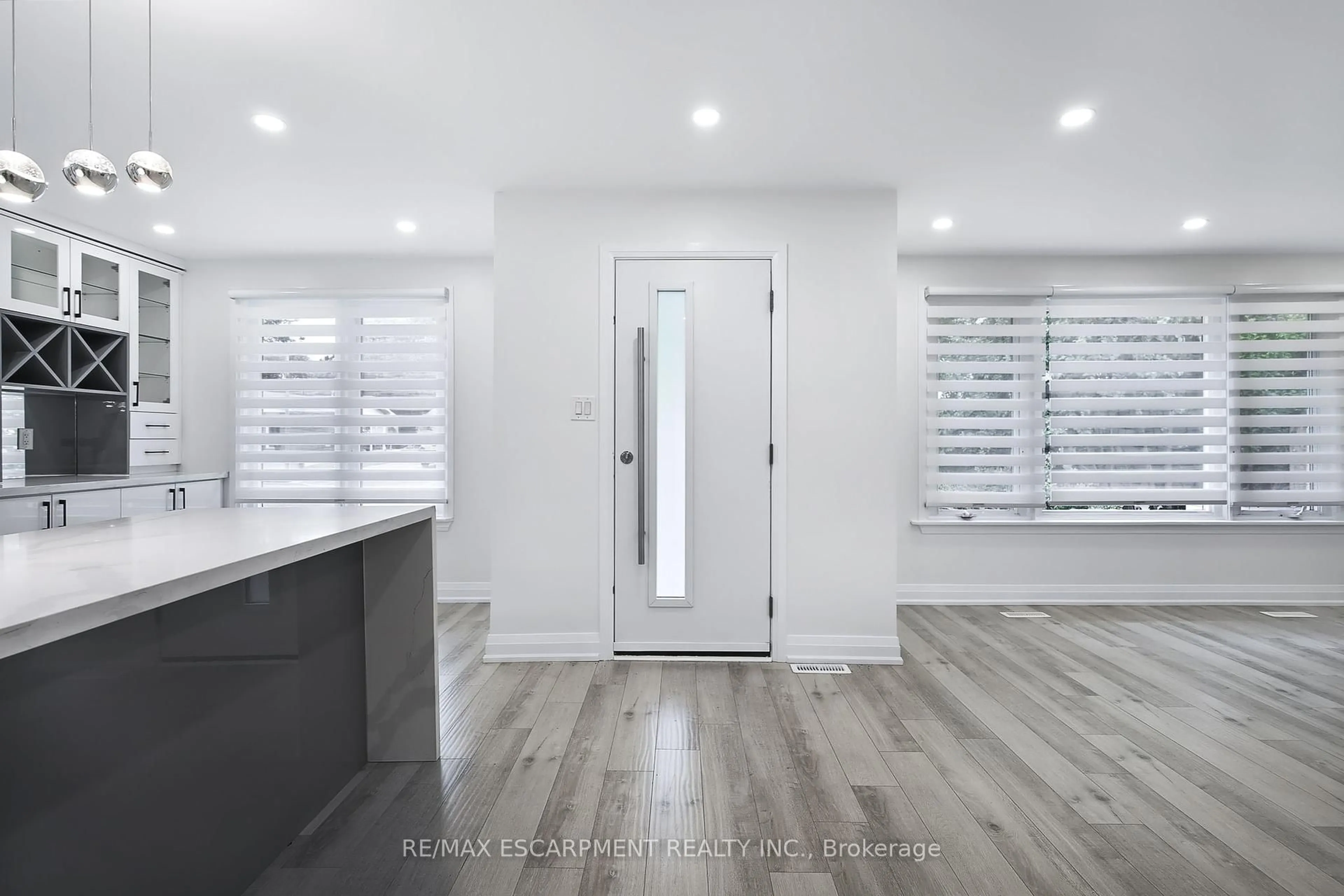 Indoor entryway for 1414 Allangrove Dr, Burlington Ontario L7M 1J6