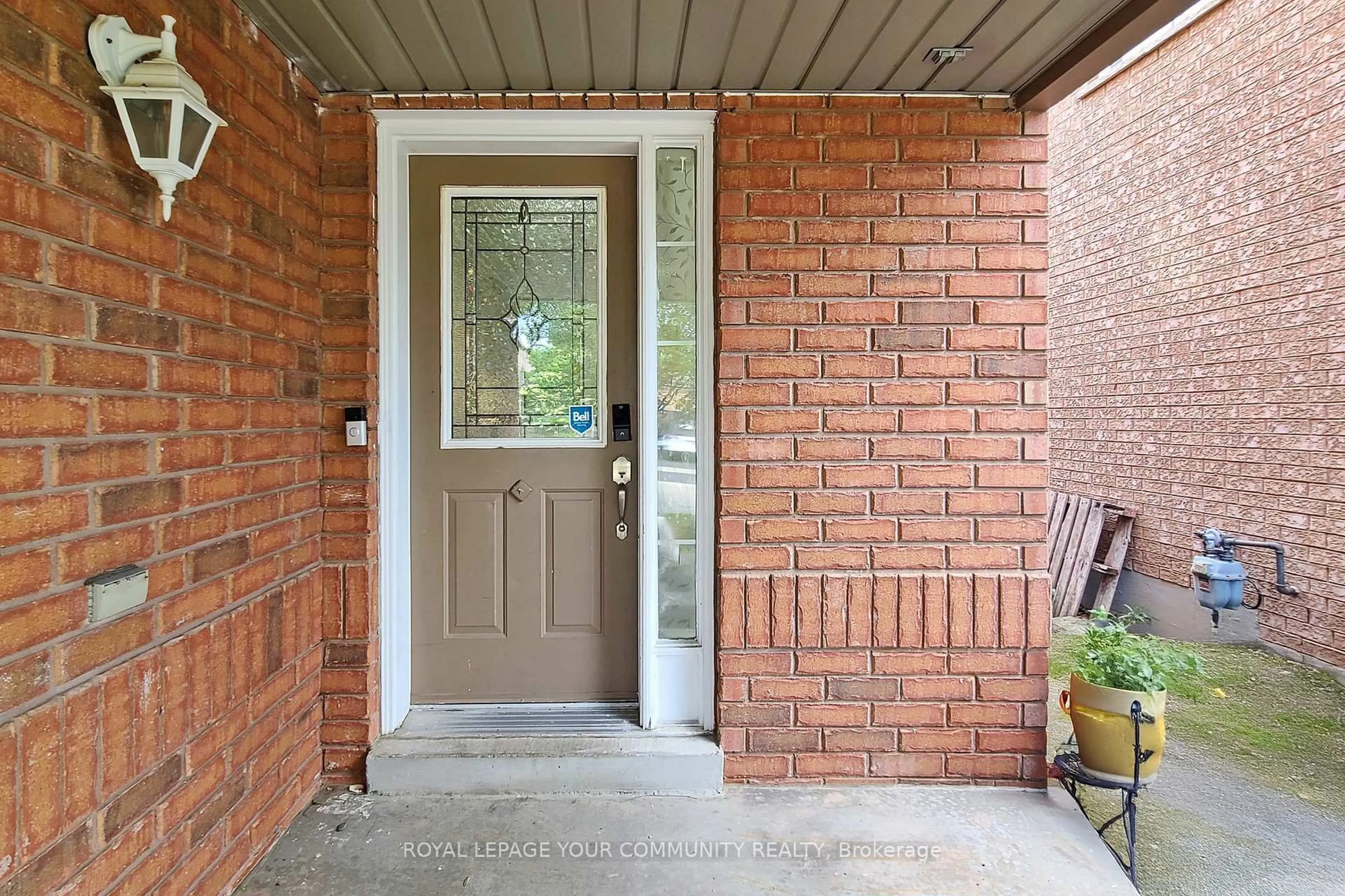 Indoor entryway for 5905 Algarve Dr, Mississauga Ontario L5M 6R7