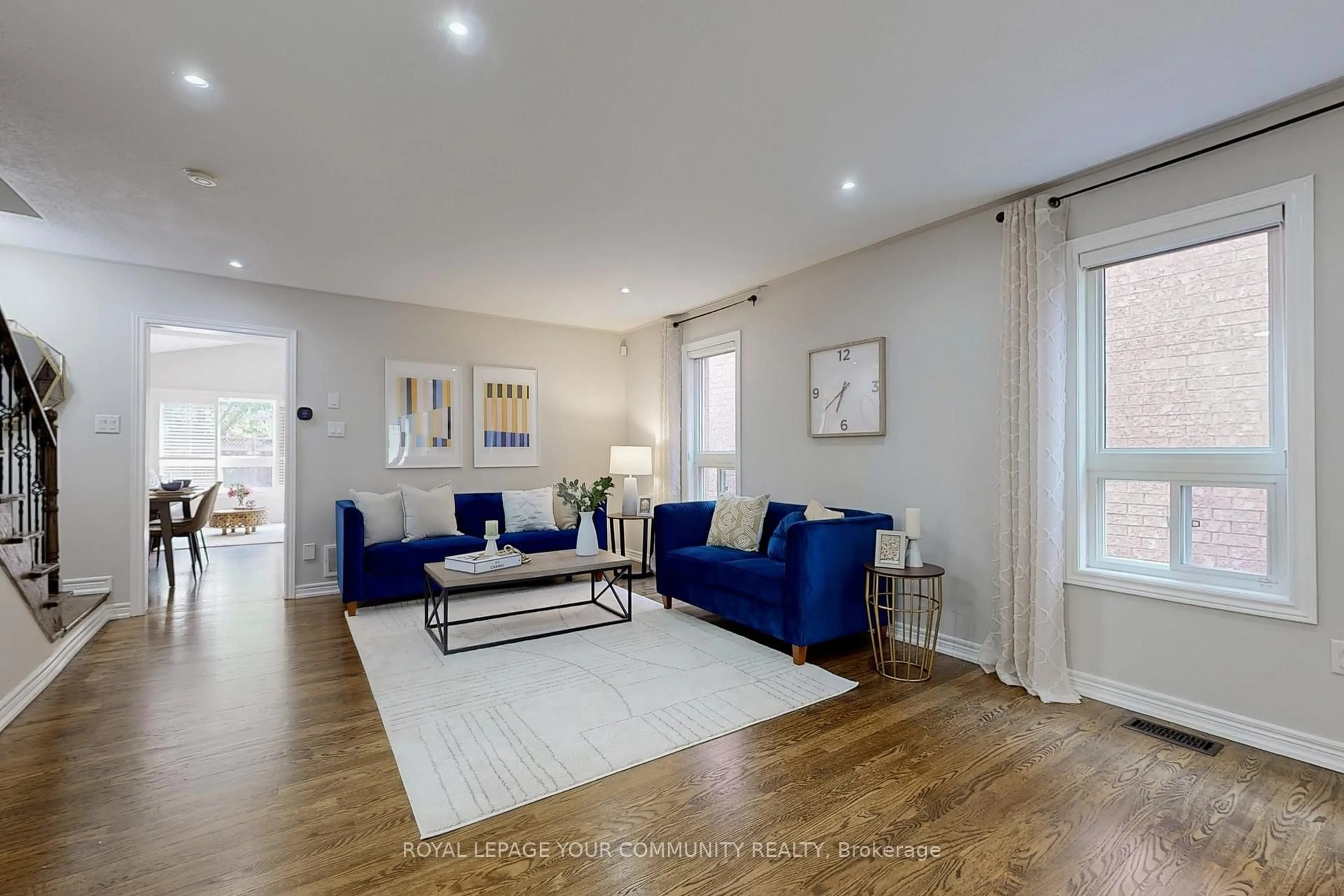 Living room with furniture, unknown for 5905 Algarve Dr, Mississauga Ontario L5M 6R7