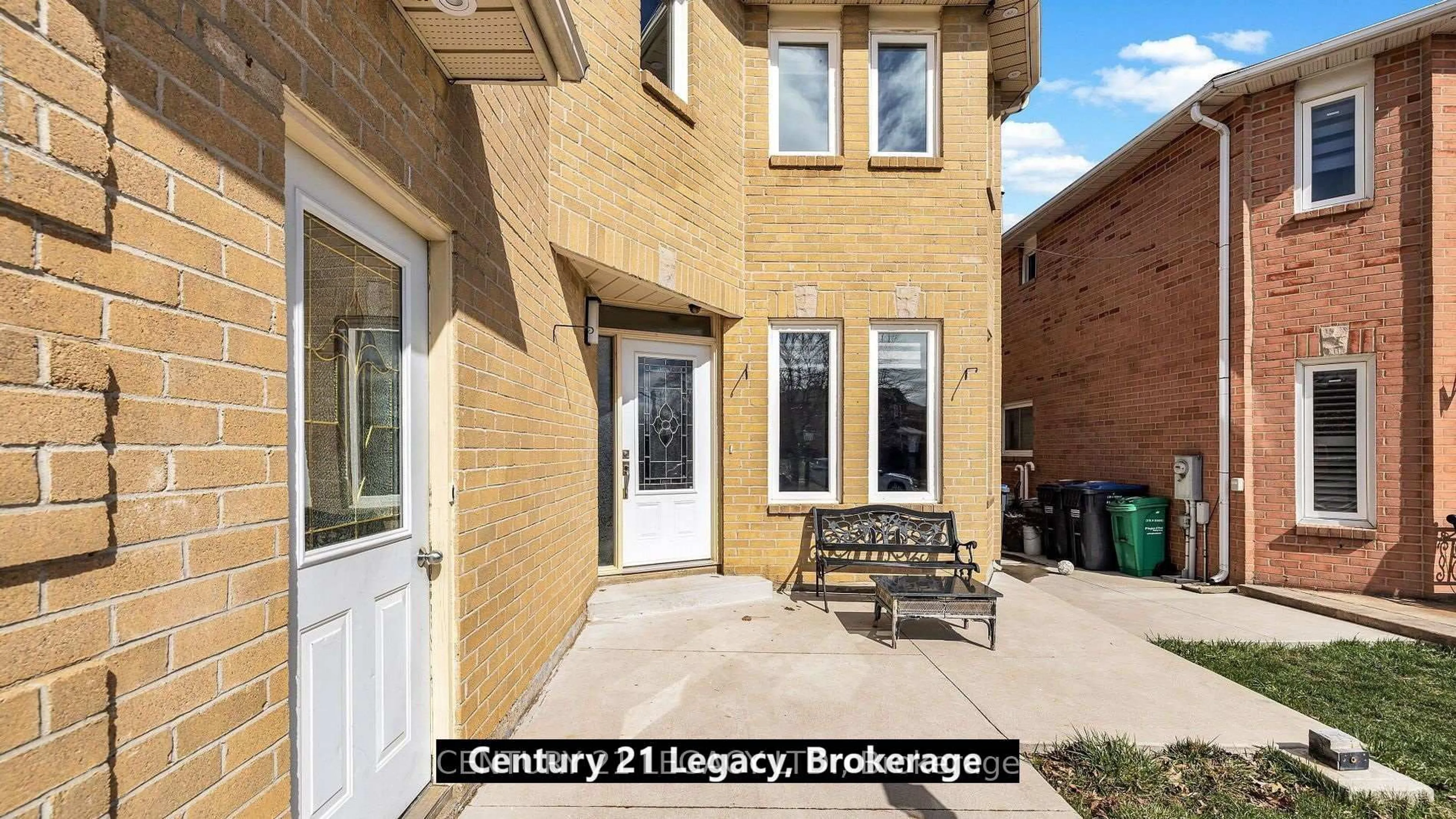 Indoor entryway for 19 Kirk Dr, Brampton Ontario L6X 4C6